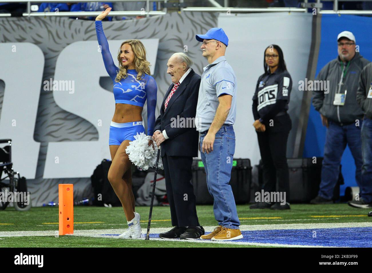 Stanley Wrona, der älteste lebende Veteran des Zweiten Weltkriegs, mit 106 Jahren, wird als Heimatheld geehrt, flankiert von seiner Enkelin, einer Cheerleaderin der Detroit Lions, während des NFL-Fußballspiels zwischen den Detroit Lions und den Chicago Bears am Thanksgiving Day in Detroit, Michigan, USA, Am Donnerstag, den 22. November 2018. (Foto von Amy Lemus/NurPhoto) Stockfoto