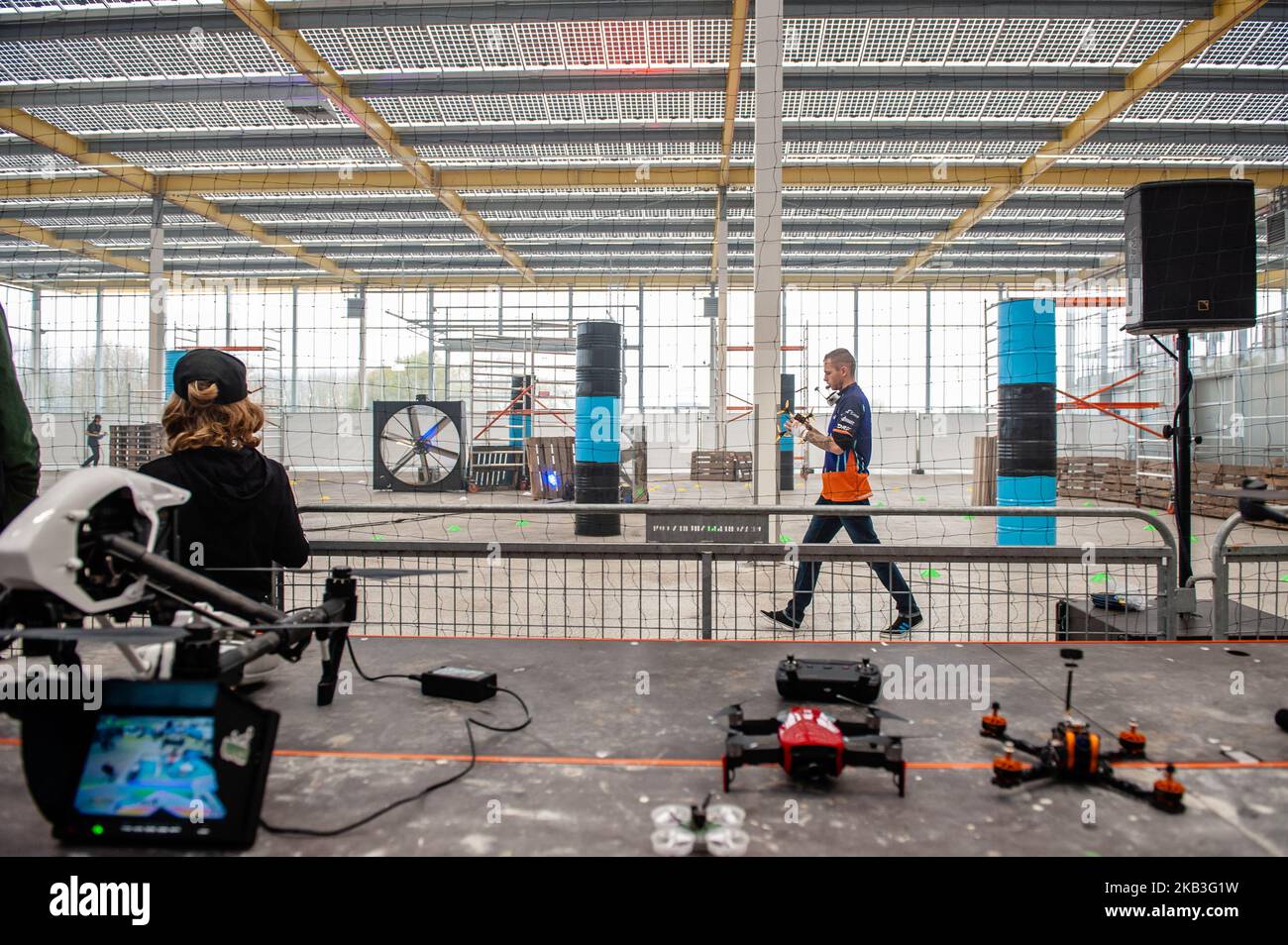 Collision of Drones ist ein Drohnenrennen, bei dem zwei Teams von vier Piloten miteinander konkurrieren, um so viele Punkte wie möglich innerhalb einer 2 x 15-minütigen Strecke zu erzielen, ist am 24.. November 2018 in Vijfhuizen, Niederlande, zu sehen. (Foto von Romy Arroyo Fernandez/NurPhoto) Stockfoto