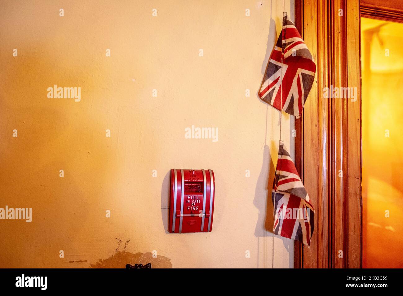 Union Jacks an einer Wand, Feueralarm, „Pull in case of Fire“; Craigdarroch Castle, Victoria, B.C., Kanada Stockfoto