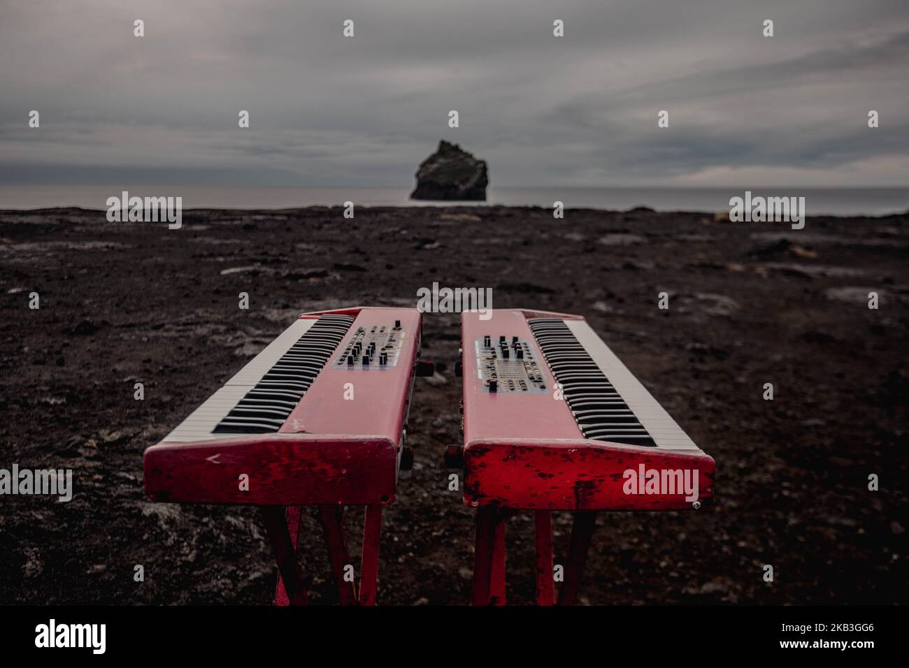 Zwei Keyboards an der Stelle, an der die Eurovision Fire Saga gedreht wurde, mit will Farrell und Rachel McAdams, im Valahnúkamöl Black Beach. Stockfoto