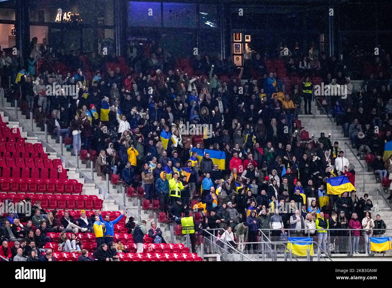 ALKMAAR, NIEDERLANDE - 3. NOVEMBER: Fans der Ukraine während des Spiels der Gruppe E - UEFA Europa Conference League zwischen AZ Alkmaar und SC Dnipro-1 im AZ Stadion am 3. November 2022 in Alkmaar, Niederlande (Foto von Patrick Goosen/Orange Picters) Stockfoto