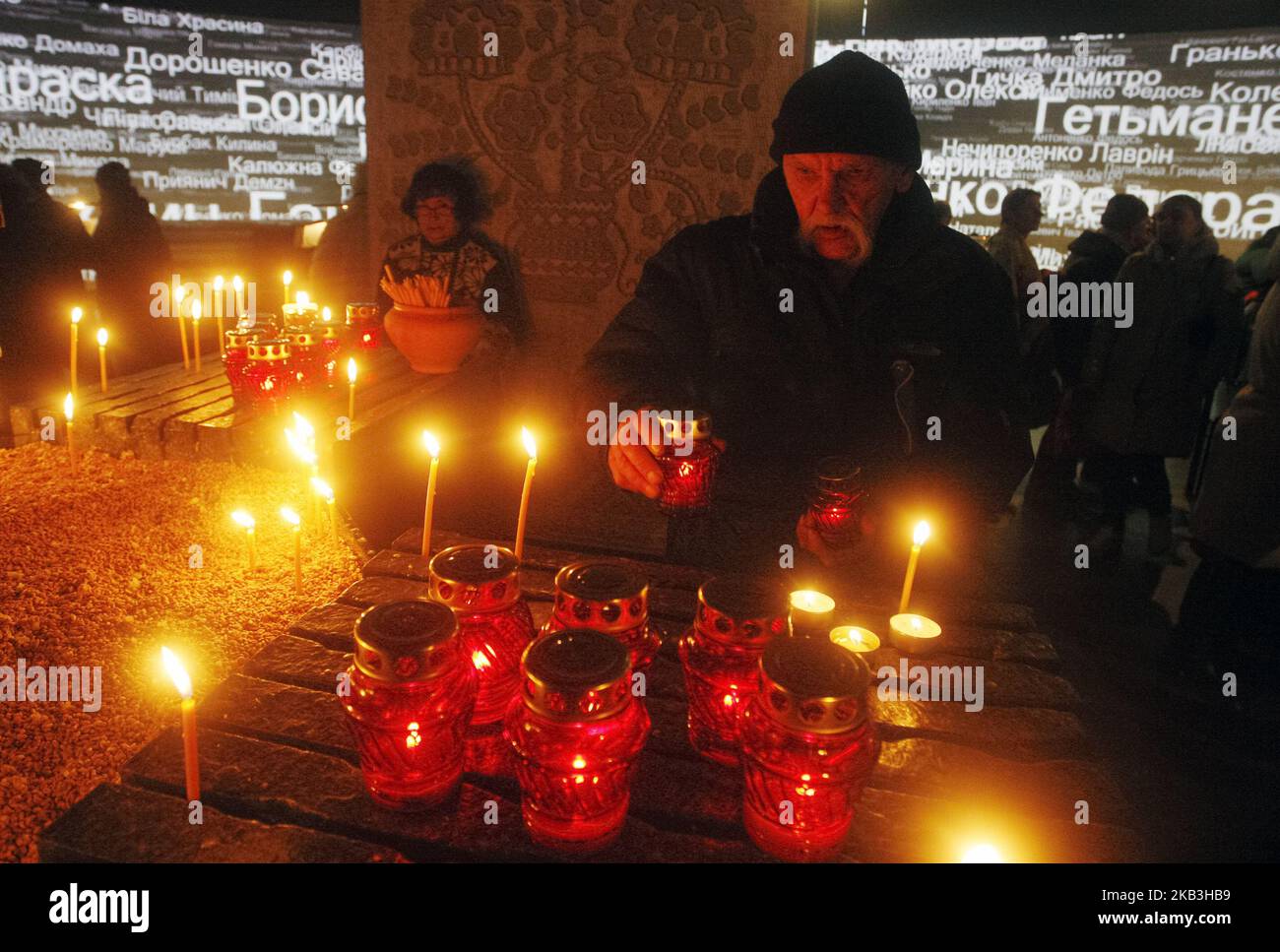 Ein ukrainischer Mann zündet eine Kerze im Gedenken an die Opfer der Großen Hungersnot (Holodomor) in der Ukraine von 1932-1933, an einem Denkmal für die Opfer des Holodomor in Kiew, Ukraine, 24. November 2018. Die Ukraine markierte 85 Jahre seit der Stalin-Ära große Hungersnot (der Holodomor). Die Hungersnot von 1932-33 fand statt, als die Ernten zurückgingen und die Polizei des sowjetischen Diktators Josef Stalin die brutale Politik der Kollektivierung der Landwirtschaft durch die Beschlagnahme von Getreide und anderen Lebensmitteln durchsetzte. Das Ergebnis war der Tod von mehr als fünf Millionen Menschen, der von vielen als Völkermord angesehen wird. (Foto von NurPhoto) Stockfoto