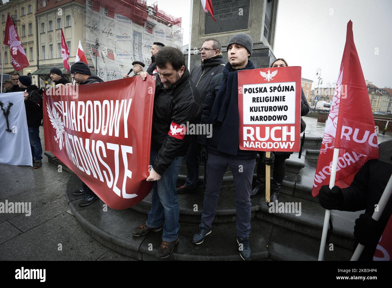 Mehrere Dutzend Mitglieder des Nationalen Radikalen Lagers (ONR) demonstrieren am 24. November 2018 in Warschau, Polen, gegen die Einwanderung. Das National Radical Camp ist eine rechtsextreme Jugendbewegung, die oft mit gewalttätigen Vorfällen während der Märsche zum Unabhängigkeitstag in Verbindung gebracht wird. Polen ist das ethnisch homogendste Land in Europa, und die Diskriminierung ausländischer Staatsangehöriger und die Fremdenfeindlichkeit haben seit dem Machtantritt der konservativen Regierung im Jahr 2015 einen großen Anstieg erlebt. (Foto von Jaap Arriens/NurPhoto) Stockfoto