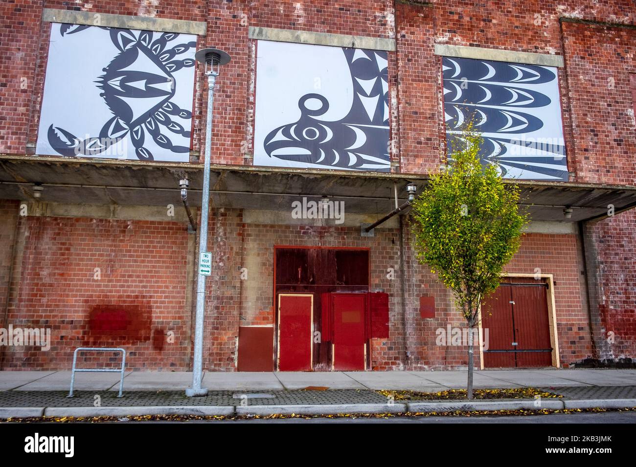 Nordwest-Küste Indische Kunst, Grafik, an einer Backsteinmauer in Bellingham, Washington, USA Stockfoto