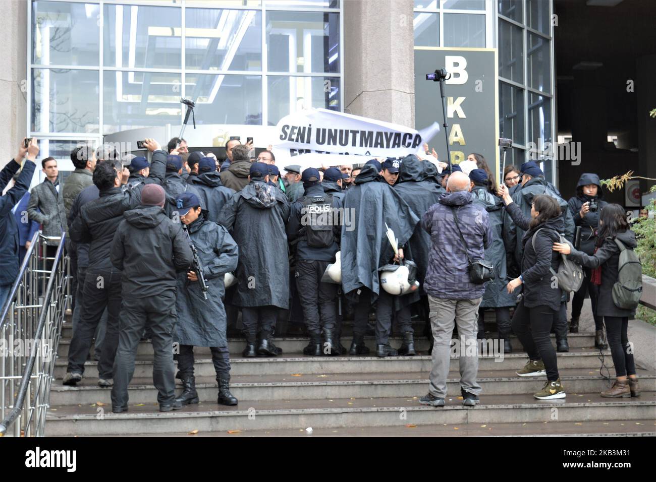 Eine Pfanx türkischer Polizeibeamter drückt Anwälte zurück, die am 28. November 2018 in Ankara, Türkei, am Eingang des Hauptgerichts Slogans vor dem Eingang des Hauptgerichts skandieren, während einer Gedenkfeier für den kurdischen Anwalt Tahir Elci am dritten Jahrestag seines Todes. Elci, ein kurdischer Anwalt und Vorsitzender der Anwaltskammer Diyarbakir, wurde am 28. November 2015 im Bezirk Sur von Diyarbakir im Südosten der Türkei bei einer Presseerklärung, in der ein Ende der Gewalt gefordert wurde, zu Tode geschossen. (Foto von Altan Gocher/NurPhoto) Stockfoto