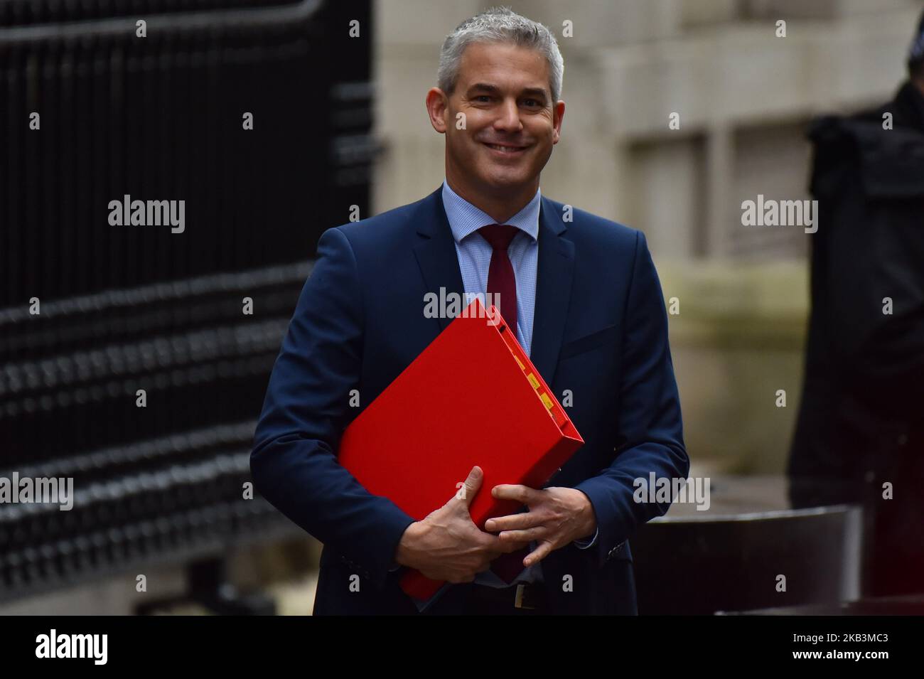 Brexit-Minister Stephen Barclay verlässt am 28. November 2018 das Kabinett in der Downing Street in London, England. Bundeskanzler Philip Hammond sagt, dass „alle Formen des Brexit Großbritannien schlechter stellen werden, aber Theresa Mays Plan ist der beste, der verfügbar ist“. Eine Analyse des Finanzministeriums zu Frau Mays Abkommen legt nahe, dass die Größe der britischen Wirtschaft nach 15 Jahren um bis zu 3,9 % kleiner sein wird, verglichen mit einem Aufenthalt in der EU. (Foto von Alberto Pezzali/NurPhoto) Stockfoto