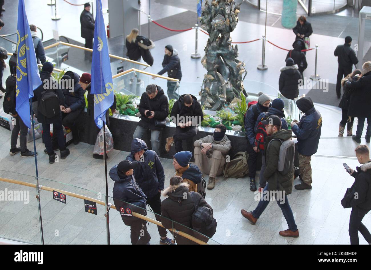 Ukrainische rechtsextreme Gruppenaktivisten protestieren im großen Einkaufszentrum „Ocean Plaza“ und behaupten, dass es dem russischen Geschäftsmann gehört, während ihres Protestes gegen russische Geschäfte in der Ukraine, in Kiew, Ukraine, am 28. November 2018. Am 26. November stimmte das ukrainische Parlament für die Verhängung des Kriegsrechts im Land, um die „wachsende Aggression Russlands“ zu bekämpfen, nach einer Seekonfrontation vor der umstrittenen Halbinsel Krim, bei der Russland unter den erneuten Spannungen zwischen den Nachbarn auf drei ukrainische Schiffe schoss und sie beschlagnahmte. (Foto von STR/NurPhoto) Stockfoto