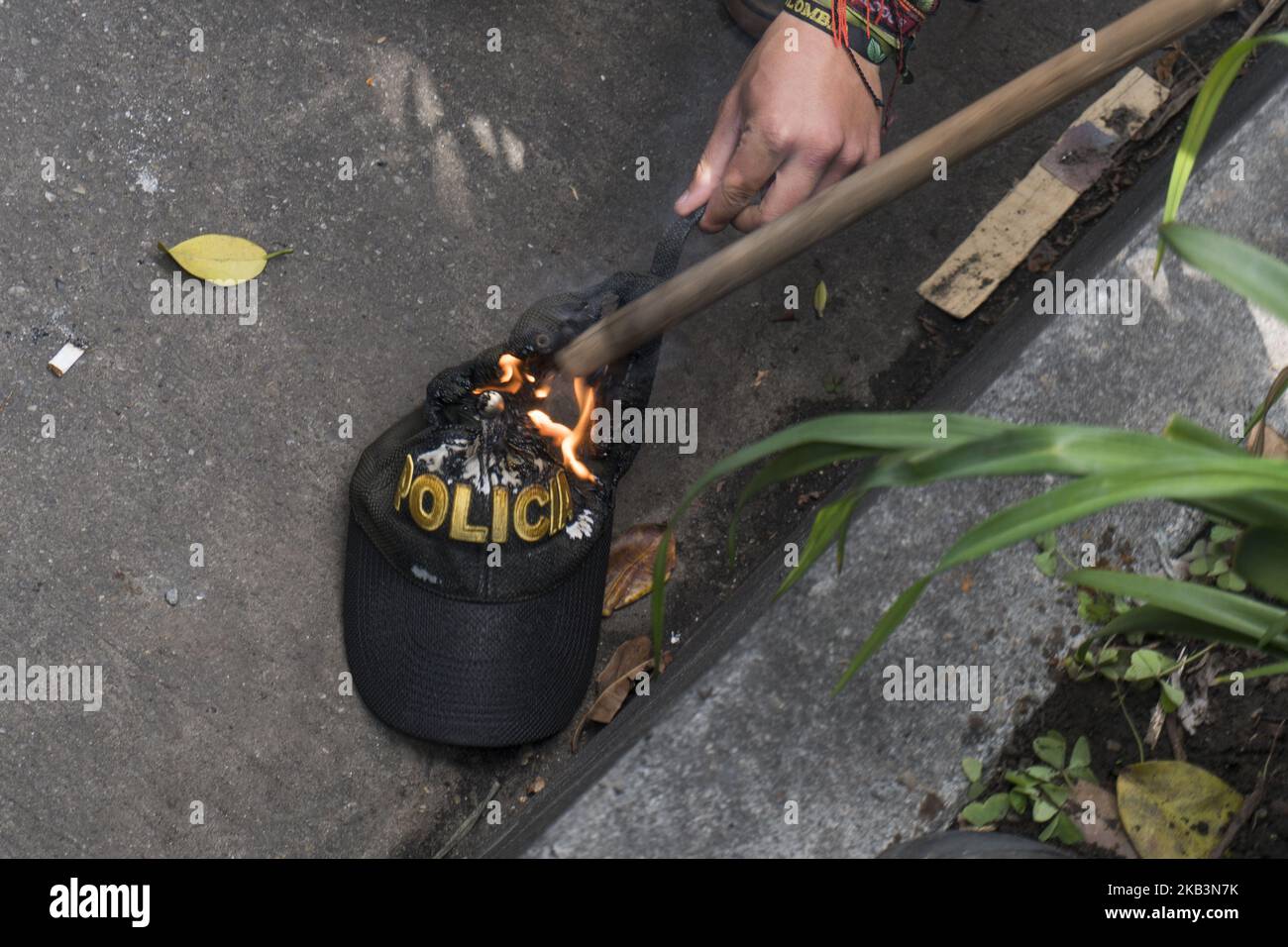 Menschen, die am 28. November 2018 in Bogota, Kolumbien, am marsch von Studenten zur öffentlichen Bildung teilnehmen. Brennen Sie eine Mütze eines Polizeibeamten (Foto: Daniel Garzon Herazo/NurPhoto) Stockfoto