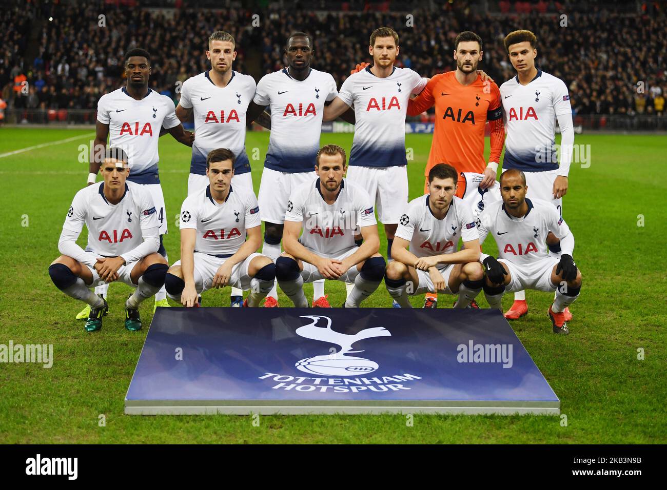 L-R Back Row :- Tottenham Hotspur's Serge Aurier, Tottenham Hotspur's Toby Alderweireld, Tottenham Hotspur's Moussa Sissoko, Tottenham Hotspur's Jan Vertonghen, Tottenham Hotspur's Hugo Lloris und Tottenham Hotspur's DELE Alli. L-R Front Row:- Erik Lamela von Tottenham Hotspur, Harry Winks von Tottenham Hotspur, Harry Kane von Tottenham Hotspur, Christian Eriksen von Tottenham Hotspur und Lucas von Tottenham Hotspur. Die Spieler von Tottenham Hotspur posieren für ein Teamfoto vor der Champion League Gruppe B zwischen Tottenham Hotspur und Inter Mailand am 28. November 2018 im Wembley-Stadion in London, England. Stockfoto