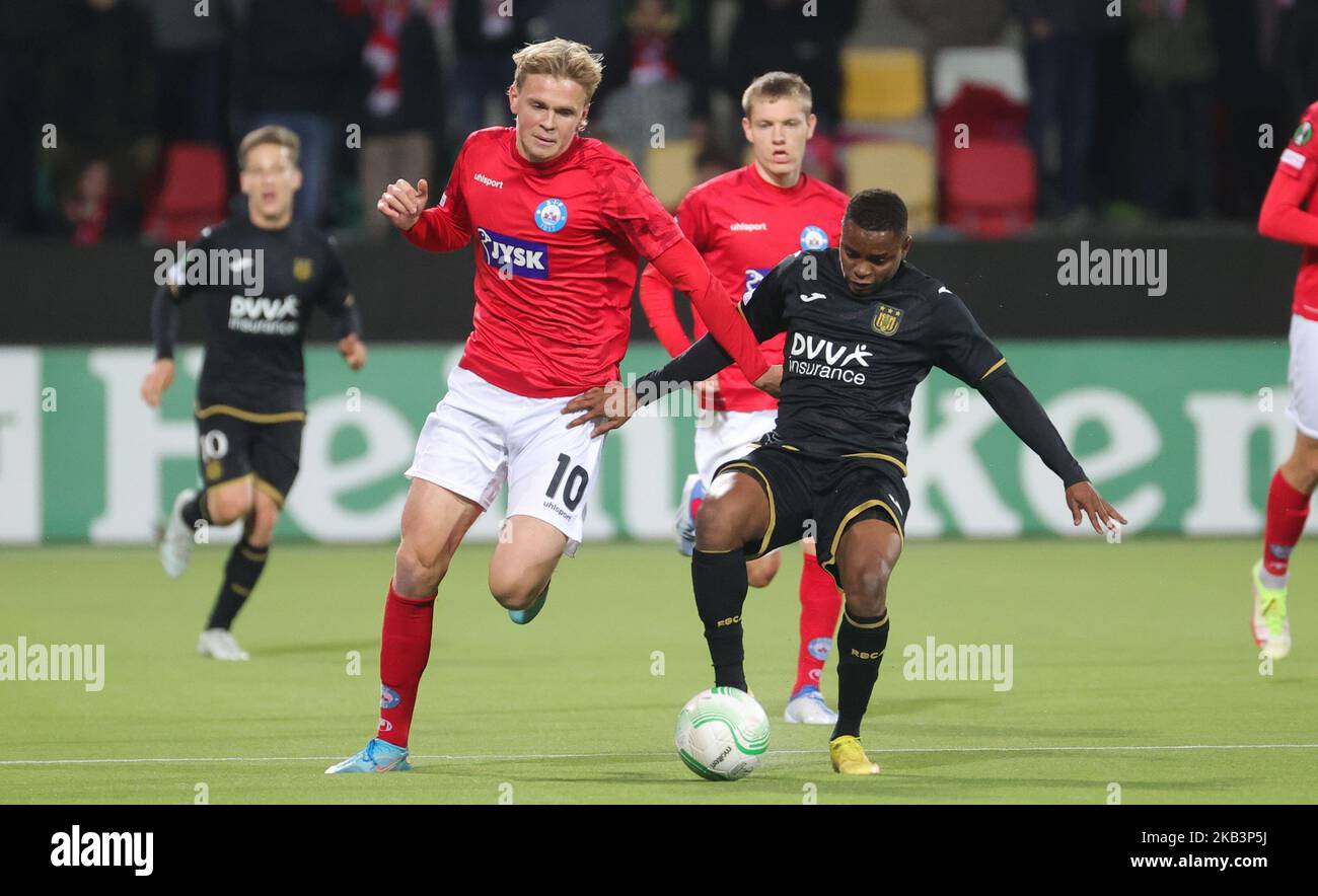 Silkeborg, Dänemark, 03/11/2022, Silkeborgs Soren Tengstedt und Anderlechts Ishaq Abdulrazak kämpfen während eines Fußballspieles zwischen der dänischen Silkeborg IF und dem belgischen RSC Anderlecht am Donnerstag, dem 03. November 2022 in Silkeborg, Dänemark, am Tag 6/6 der Gruppenphase der UEFA Conference League um den Ball. BELGA FOTO VIRGINIE LEFOUR Stockfoto