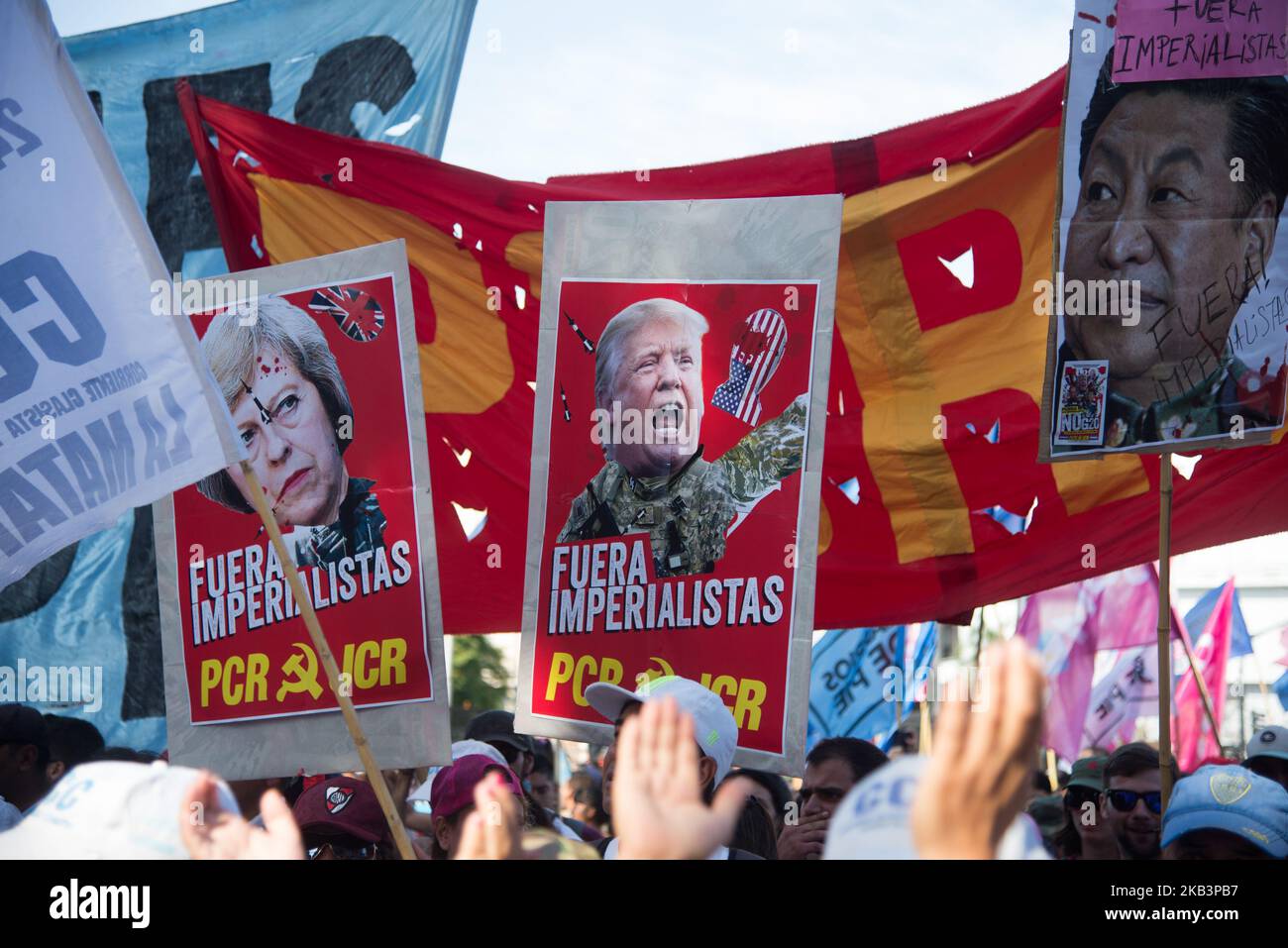 Demonstranten nehmen an einem marsch während des Group 20-Gipfels in Buenos Aires, Argentinien, am Freitag, den 30. November, Teil. 2018. (Foto von Mario De Fina/NurPhoto) Stockfoto