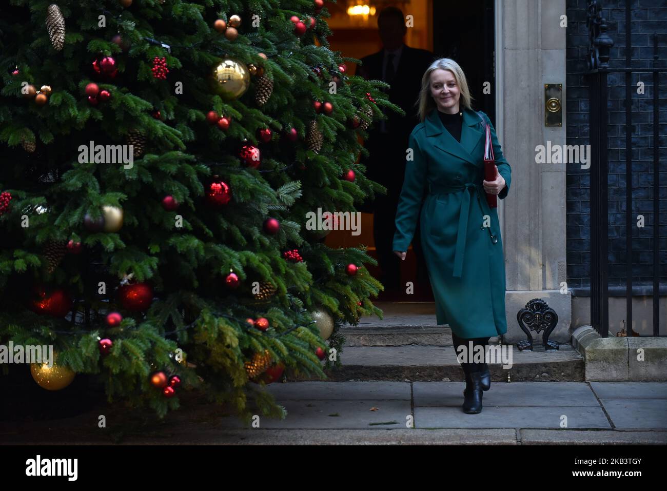 Finanzchefin Liz Truss verlässt die Downing Street 10, nachdem sie an der wöchentlichen Kabinettssitzung teilgenommen hat, bevor am 4. Dezember 2018 fünf Tage lang eine knallharte Debatte über Theresa Mays Brexit-Abkommen im Londoner Parlament geführt wurde. Premierministerin Theresa May bereitet sich auf den Verkauf ihres Brexit-Abkommens vor, als sie fünf Tage lang im Unterhaus debattiert. Die Aussprache soll jeden Tag acht Stunden dauern und am Nachmittag beginnen. Die Abgeordneten werden am nächsten Dienstagabend abstimmen. Das vom Vereinigten Königreich und der EU ausgehandelte Abkommen muss von einer Mehrheit der Abgeordneten unterstützt werden, wenn es in Kraft treten soll. (Foto von Alberto Pezzali/NurPhoto) Stockfoto