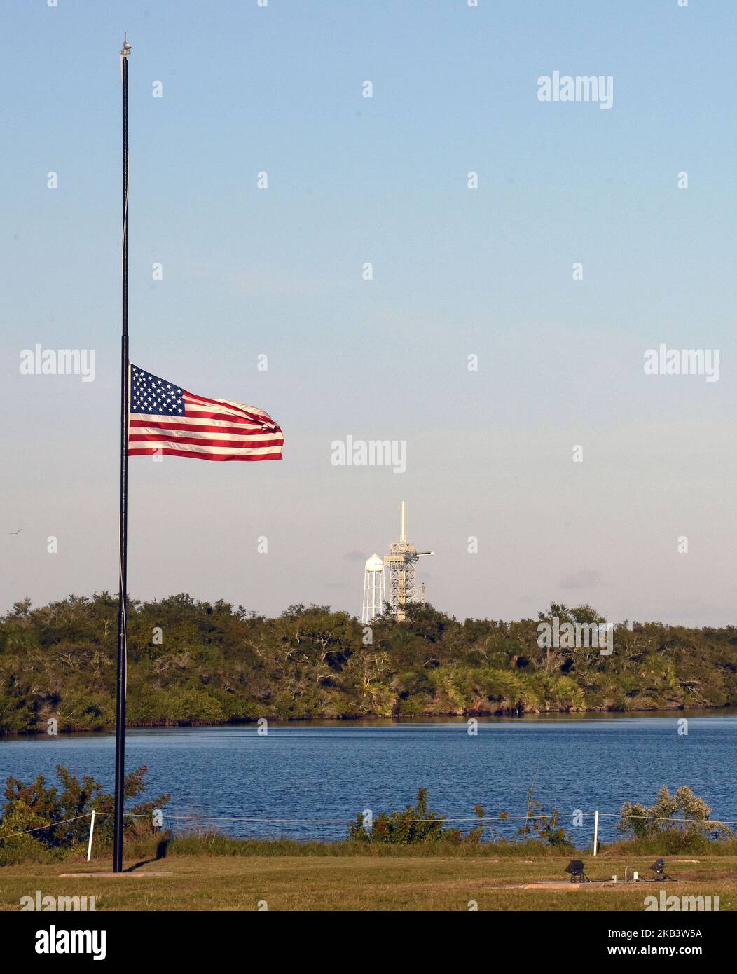 5. Dezember 2018 - Kennedy Space Center, Florida, USA - Stunden nachdem SpaceX erfolgreich eine Falcon 9-Rakete mit Vorräten für die Internationale Raumstation ISS von der Cape Canaveral Air Force Station gestartet hat, wird am 5. Dezember bei der Hälfte der Mitarbeiter eine Flagge gesehen, 2018 im nahe gelegenen Kennedy Space Center in Florida zu Ehren des ehemaligen US-Präsidenten George H.W. Bush, der am 30. November 2018 starb. (Foto von Paul Hennessy/NurPhoto) Stockfoto