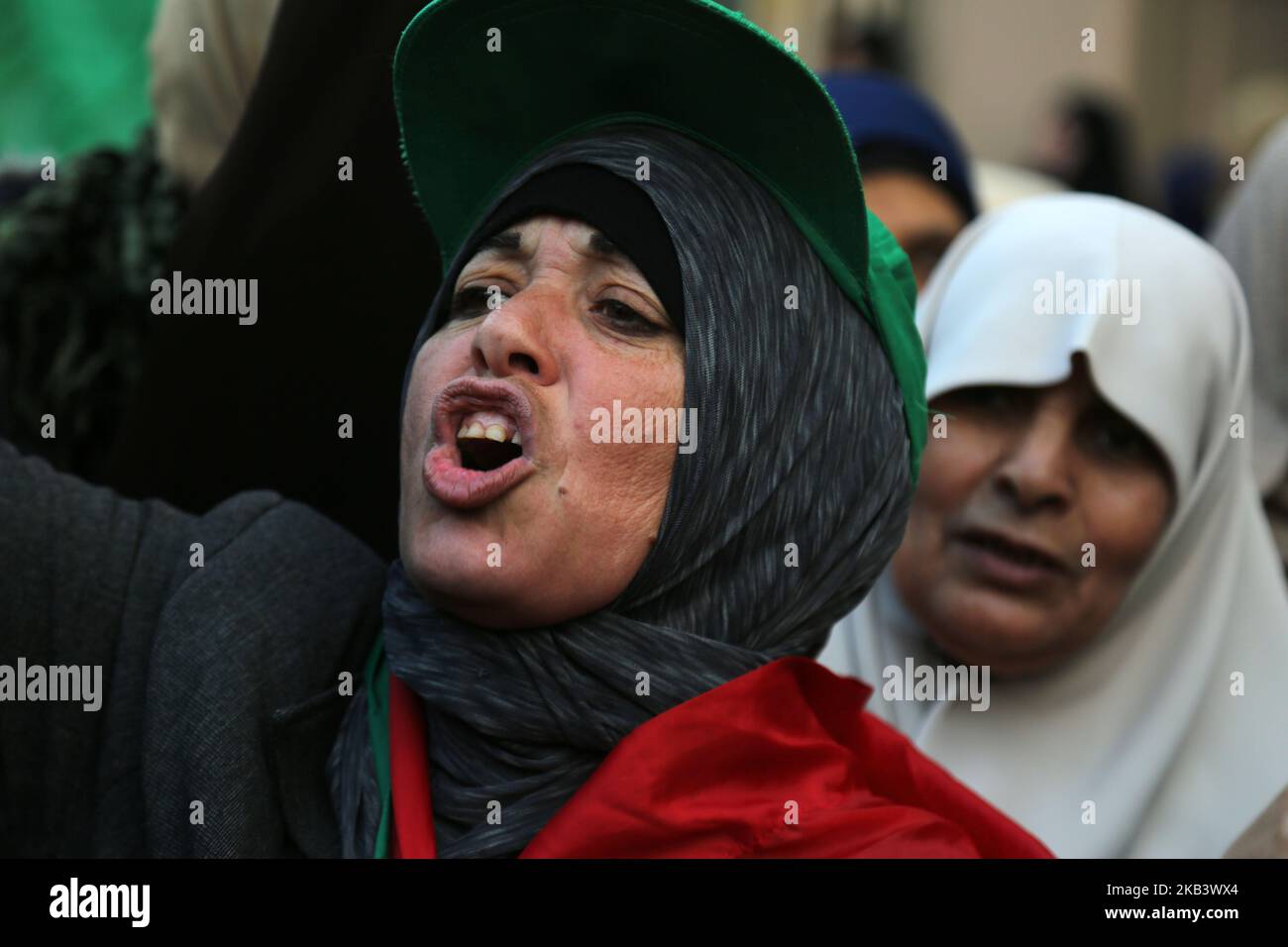 Palästinenser demonstrieren gegen eine von den USA entworfene Resolution, die die palästinensische Widerstandsbewegung Hamas für den Abschuss von Raketen in Gaza-Stadt am 5. Dezember 2018 verurteilen würde. (Foto von Majdi Fathi/NurPhoto) Stockfoto