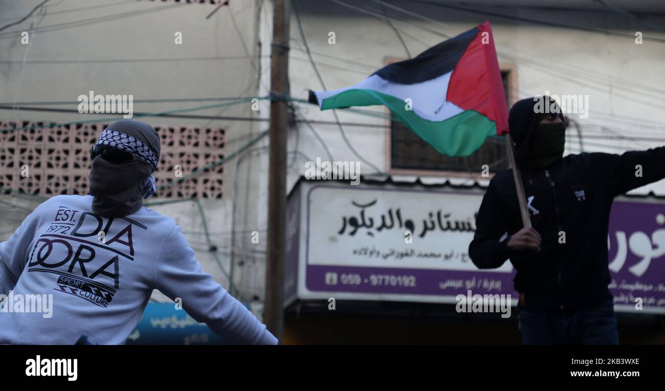 Palästinenser demonstrieren gegen eine von den USA entworfene Resolution, die die palästinensische Widerstandsbewegung Hamas für den Abschuss von Raketen in Gaza-Stadt am 5. Dezember 2018 verurteilen würde. (Foto von Majdi Fathi/NurPhoto) Stockfoto