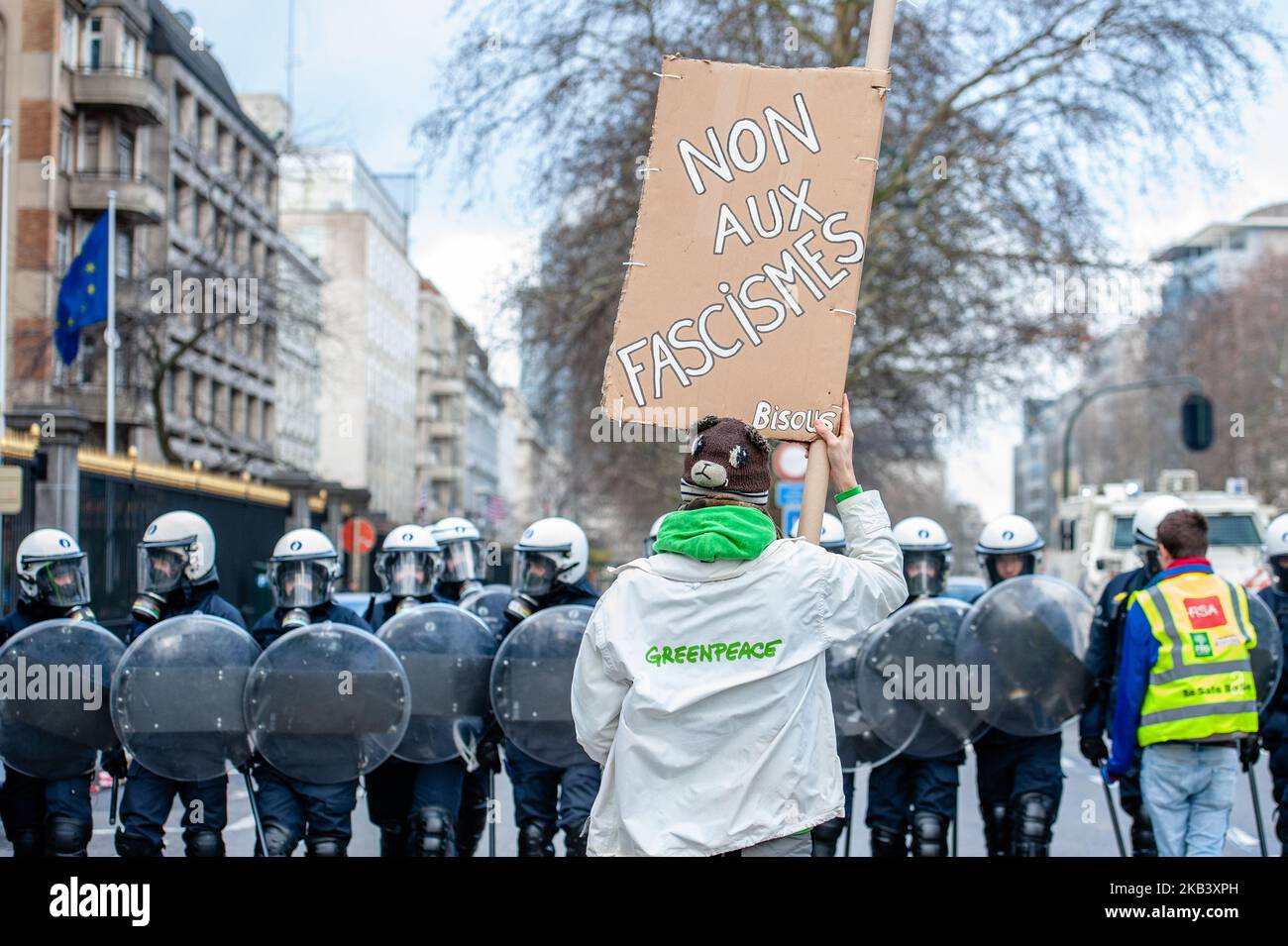 Am 8. Dezember 2018 wird in Brüssel, Belgien, ein Schild hochgehalten, während Demonstranten an einer Gelbwesten-Demonstration teilnehmen. Die Bewegung der Gelbwesten (Mouvement des gilets jaunes) ist eine Bewegung ohne politische Zugehörigkeit, die in Frankreich begann und sich nun auf Belgien ausbreitet. (Foto von Romy Arroyo Fernandez/NurPhoto) Stockfoto