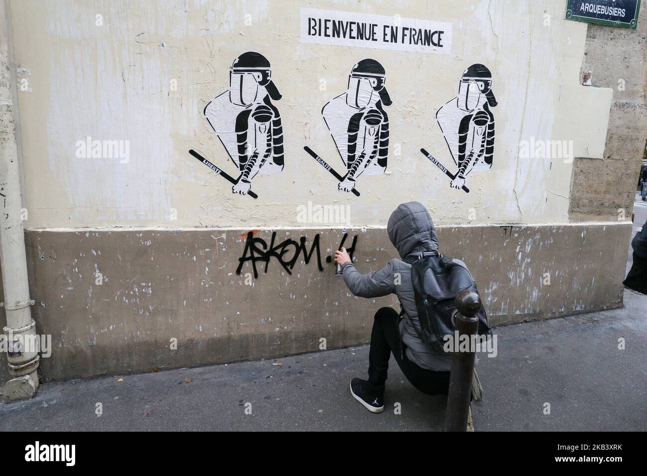 Ein Graffiti zeigt Polizisten und liest « Welcome to France » während einer Demonstration gegen steigende Lebenshaltungskosten am Place de la Bastille in Paris, Frankreich, am 8. Dezember 2018. Paris war am 8. Dezember in großer Alarmbereitschaft, mit umfangreichen Sicherheitsmaßnahmen vor den neuen Protesten der „Gelbwesten“, von denen die Behörden befürchten, dass sie ein zweites Wochenende in Folge gewalttätig werden könnten. (Foto von Michel Stoupak/NurPhoto) Stockfoto