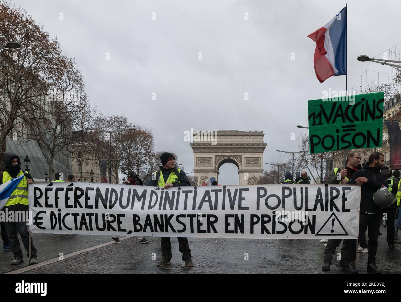 Demonstration von Gelbwesten (Gilets Jaunes) gegen steigende Lebenshaltungskosten auf den Champs-Élysées und dem Place de la Bastille in Paris, Frankreich am 8. Dezember 2018. Paris war in großer Alarmbereitschaft, da vor den neuen Protesten der „Gelbwesten“ große Sicherheitsmaßnahmen ergriffen wurden, von denen die Behörden befürchten, dass sie ein zweites Wochenende in Folge gewalttätig werden könnten. (Foto von Estelle Ruiz/NurPhoto) Stockfoto