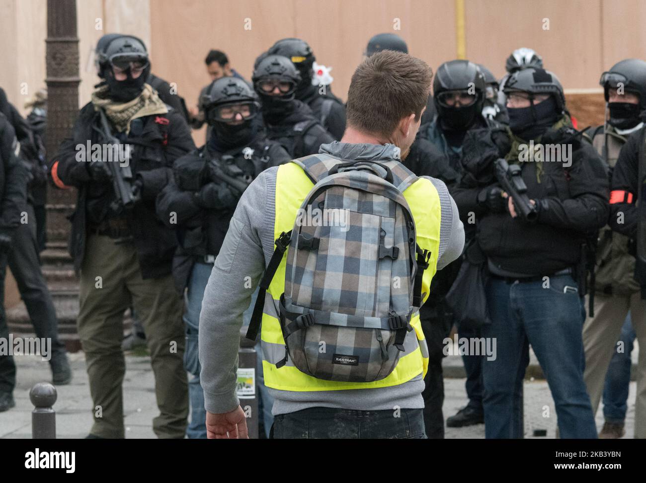 Demonstration von Gelbwesten (Gilets Jaunes) gegen steigende Lebenshaltungskosten auf den Champs-Élysées und dem Place de la Bastille in Paris, Frankreich am 8. Dezember 2018. Paris war in großer Alarmbereitschaft, da vor den neuen Protesten der „Gelbwesten“ große Sicherheitsmaßnahmen ergriffen wurden, von denen die Behörden befürchten, dass sie ein zweites Wochenende in Folge gewalttätig werden könnten. (Foto von Estelle Ruiz/NurPhoto) Stockfoto