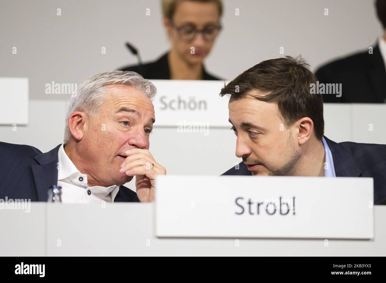 Der neu gewählte CDU-Generalsekretär Paul Ziemiak (R) plaudert im Laufe des Jahres 31 mit dem CDU-Vizevorsitzenden Thomas Strobl (L). Parteitag auf der Messe in Hamburg am 8. Dezember 2018. (Foto von Emmanuele Contini/NurPhoto) Stockfoto