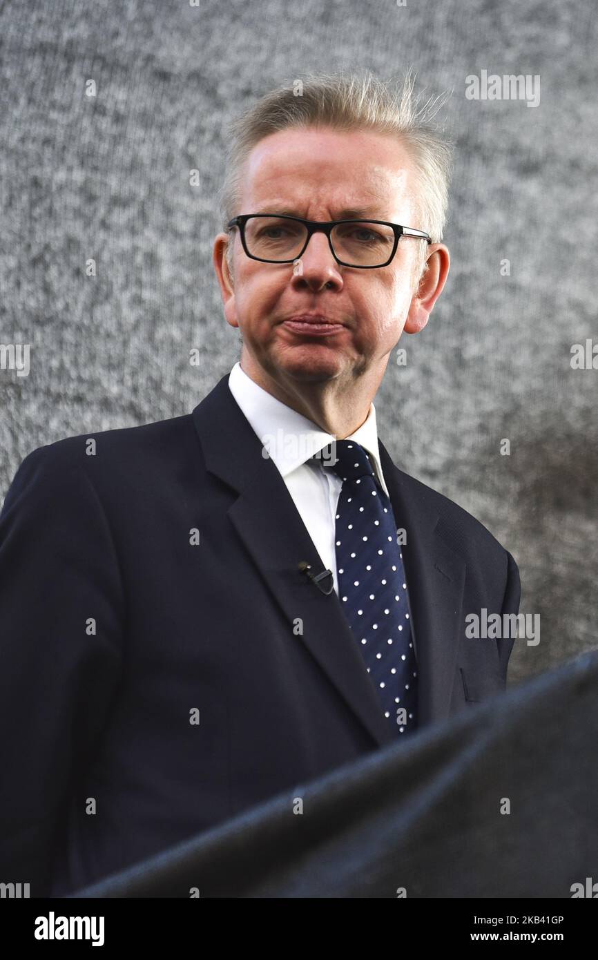 Michael Gove, Staatssekretär für Umwelt, Ernährung und Angelegenheiten des ländlichen Raums, spricht am 12. Dezember 2018 in London vor den Medien. Frau May sagte, dass ein neuer Premierminister Artikel 50, den Mechanismus, der Großbritannien am 29. März aus der EU herausführt, streichen oder verlängern muss, um den Brexit zu verhindern oder sogar zu stoppen. Die konservativen Abgeordneten werden von 18:00 GMT bis 20:00 GMT abstimmen. Nach Abschluss der Abstimmung wird mit einem Ergebnis recht schnell gerechnet. (Foto von Alberto Pezzali/NurPhoto) Stockfoto