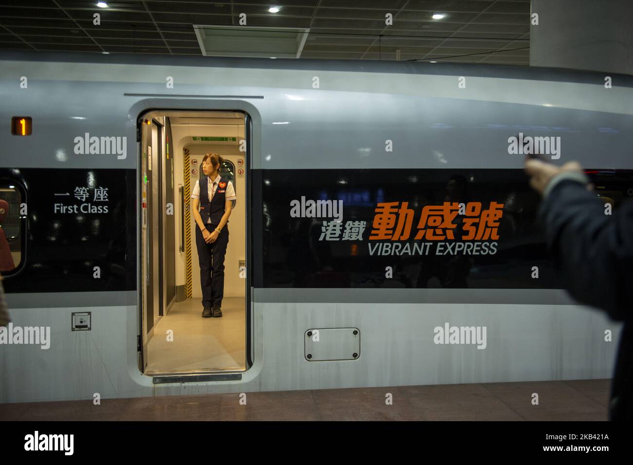 Der von MTR Corp betriebene Vibrant Express-Zug wird im Shenzhen North Station in Shenzhen, China, gezeigt. 13. Dezember 2018. Heute Urteilte Ein Gericht in Hongkong, dass eine umstrittene Vereinbarung (Co-Location), die es chinesischen Beamten auf dem Festland erlaubt, nationale Gesetze an der neuen grenzüberschreitenden Bahnhaltestelle der Stadt anzuwenden, rechtlich gesund ist, die Guangzhou-Shenzhen-H­ong Kong Express Rail Link (XLR), die 10,8 Milliarden US-Dollar kostete, am 23. September in Betrieb ging. (Foto von Harry Wai/NurPhoto) Stockfoto
