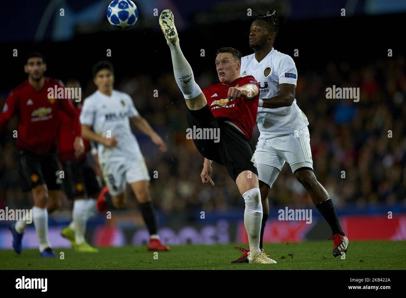 Phil Jones von Manchester United während des Spiels zwischen dem FC Valencia und Manchester United im Mestalla-Stadion in Valencia, Spanien, am 12. Dezember 2018. (Foto von Jose Breton/NurPhoto) Stockfoto