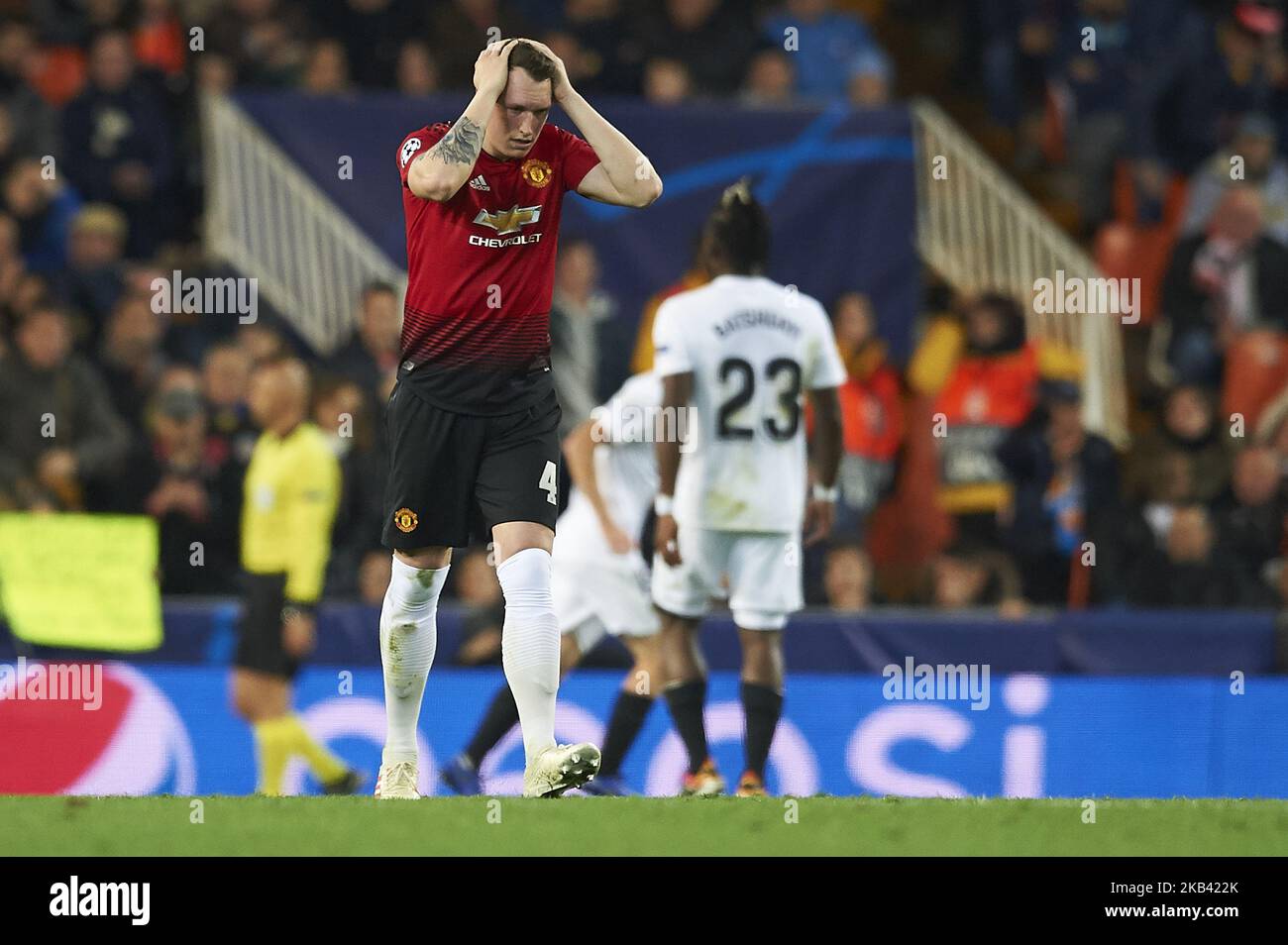 Phil Jones von Manchester United während des Spiels zwischen dem FC Valencia und Manchester United im Mestalla-Stadion in Valencia, Spanien, am 12. Dezember 2018. (Foto von Jose Breton/NurPhoto) Stockfoto