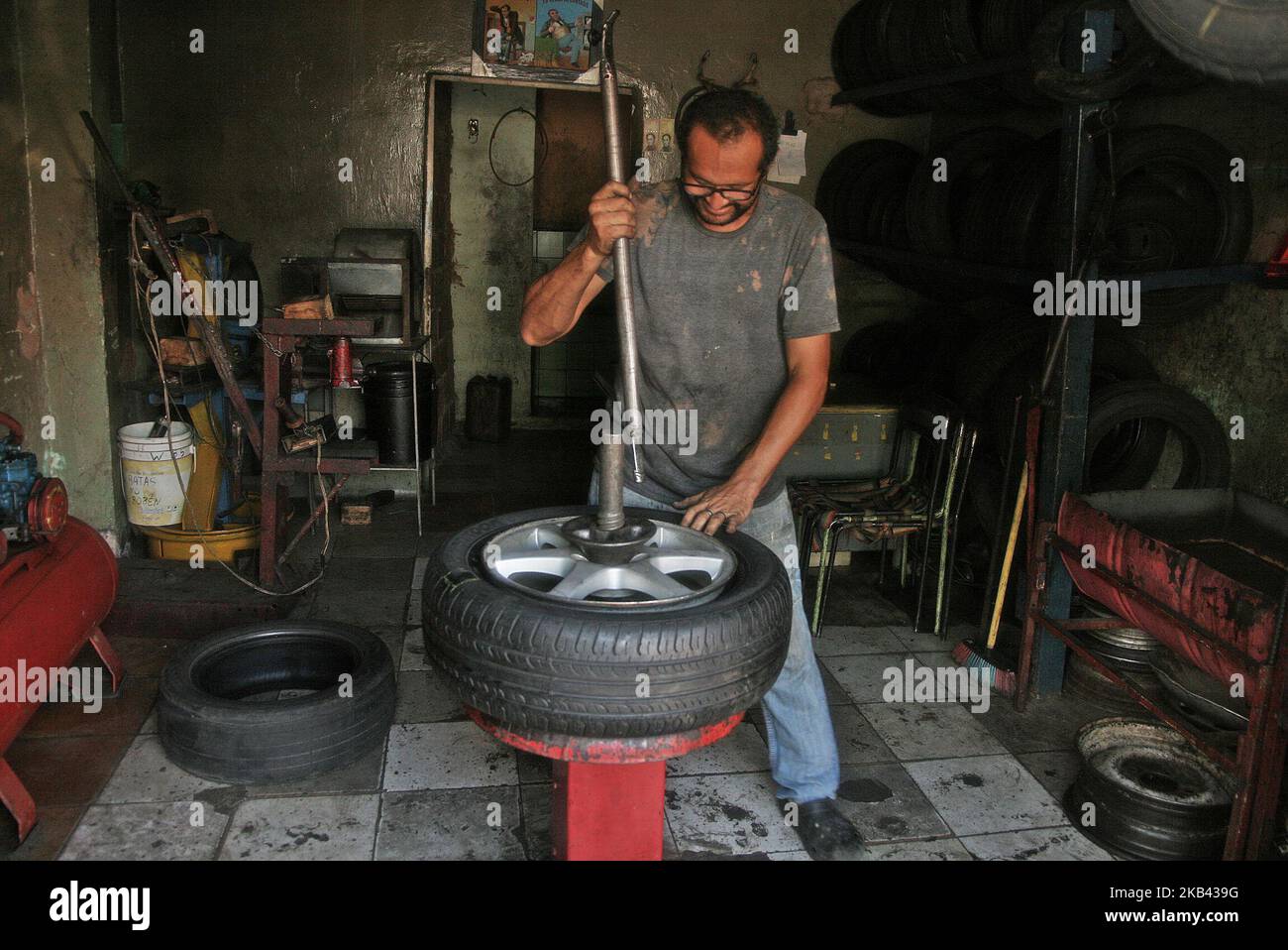 Die Mitarbeiter von Goodyear erhielten ihre Reifenzuweisung heute, am Donnerstag, den 12./13./2018, nicht mehr, die vor der Schließung des Unternehmens in Venezuela gekündigt wurde. Sie würden diese Woche den Arbeitern übergeben werden, und weil Beamte der Bolivarischen Nationalen Streitkräfte die Lieferung der Einheiten an den Verteiler verboten hatten. In der Nähe der Fabrik, in der normalerweise Reifen entfernt werden, äußerten einige Arbeiter als Reaktion auf diese Situation, dass „die Schließung von Goodyear eine weitere Traurigkeit darstellt. Keine Überraschung ist das zweite multinationale Unternehmen, das das Land verlässt. (Foto von Humberto Matheus/N Stockfoto