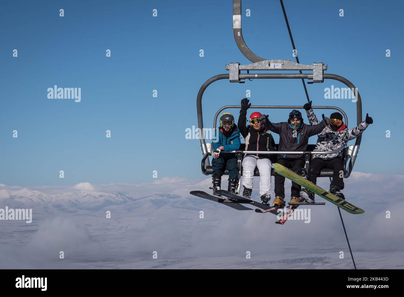 Am 9. Dezember 2018 fahren Wintersportler mit dem Skilift auf das Skigebiet Ejder 3200 Palandoken in den schneebedeckten Bergen südlich von Erzurum, einem beliebten Ski- und Snowboardziel im östlichen Anatolien der Türkei. (Foto von Diego Cupolo/NurPhoto) Stockfoto