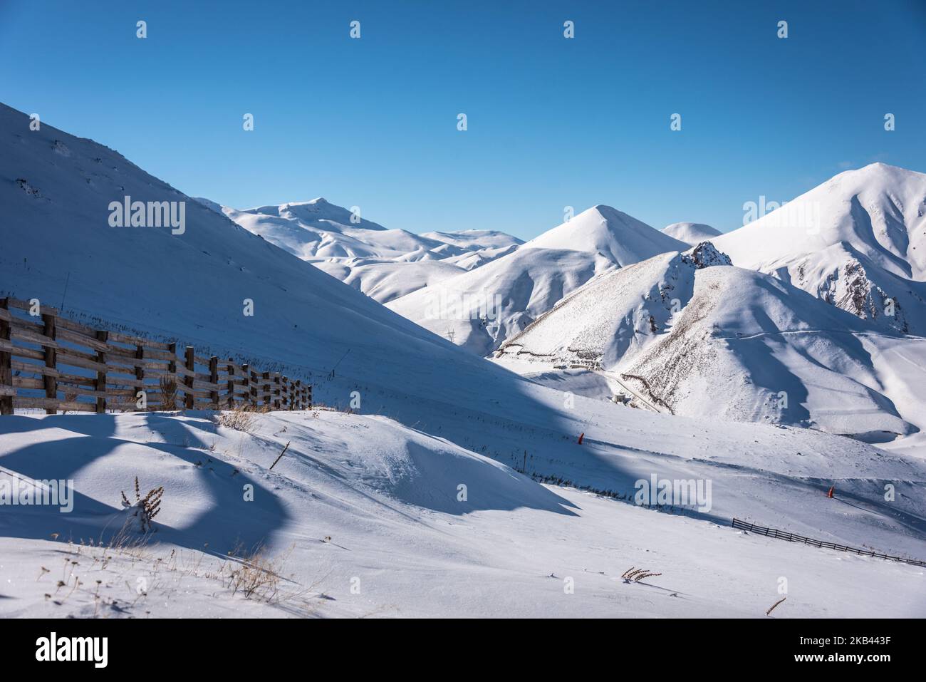 Am 9. Dezember 2018 locken die schneebedeckten Berge in der Nähe des Skigebiets Ejder 3200 Palandoken Wintersportler nach Erzurum, einem beliebten Ski- und Snowboardziel im östlichen Anatolien der Türkei. (Foto von Diego Cupolo/NurPhoto) Stockfoto
