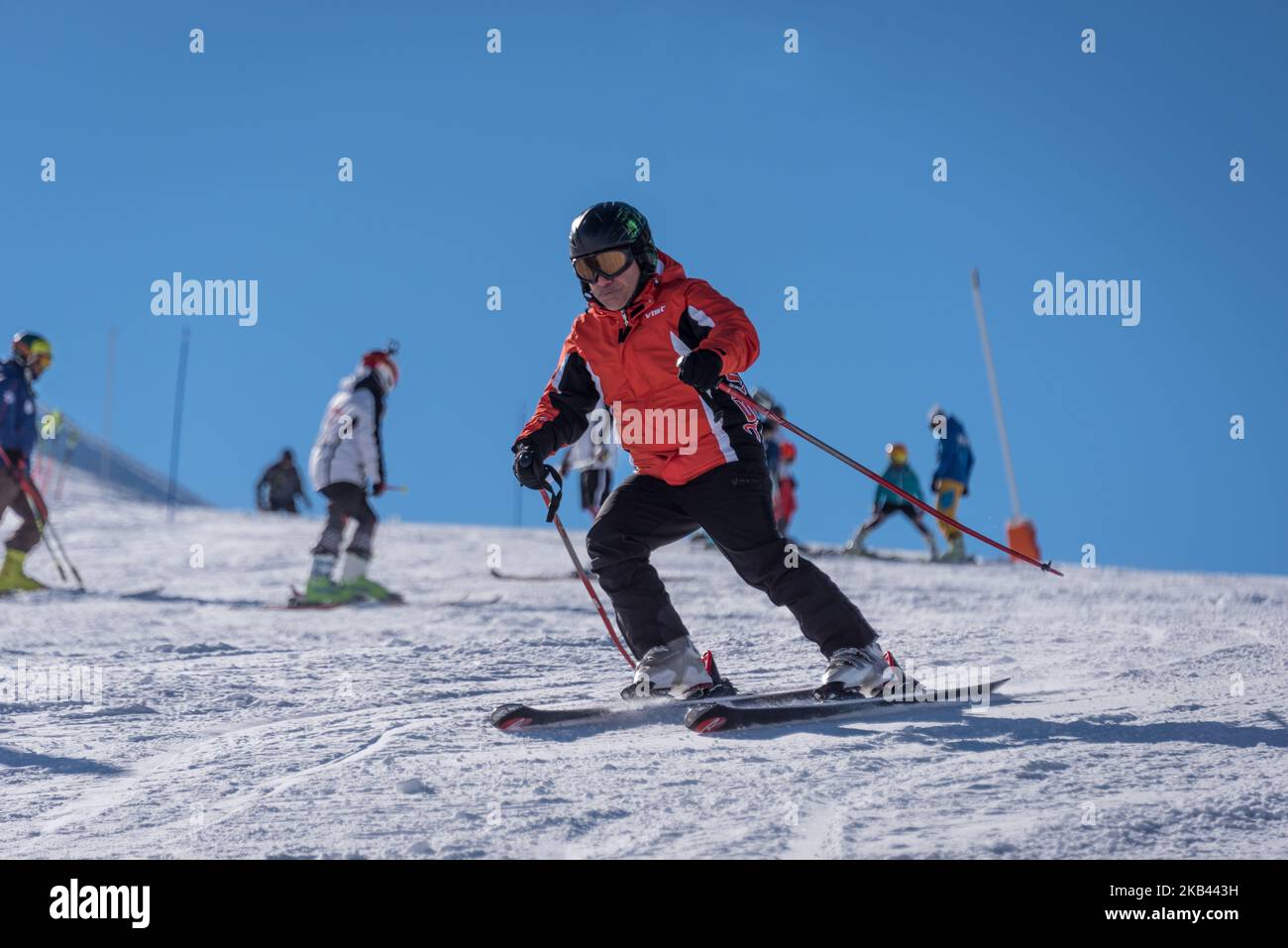 Am 9. Dezember 2018 fahren Wintersportler auf dem Skigebiet Ejder 3200 Palandoken in den schneebedeckten Bergen südlich von Erzurum, einem beliebten Ski- und Snowboardziel im östlichen Anatolien der Türkei. (Foto von Diego Cupolo/NurPhoto) Stockfoto