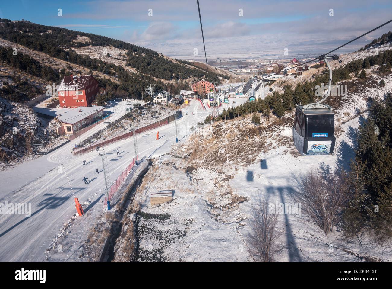 Am 9. Dezember 2018 fahren Wintersportler mit der Gondel auf das Skigebiet Ejder 3200 Palandoken in den schneebedeckten Bergen südlich von Erzurum, einem beliebten Ski- und Snowboardziel im östlichen Anatolien der Türkei. (Foto von Diego Cupolo/NurPhoto) Stockfoto