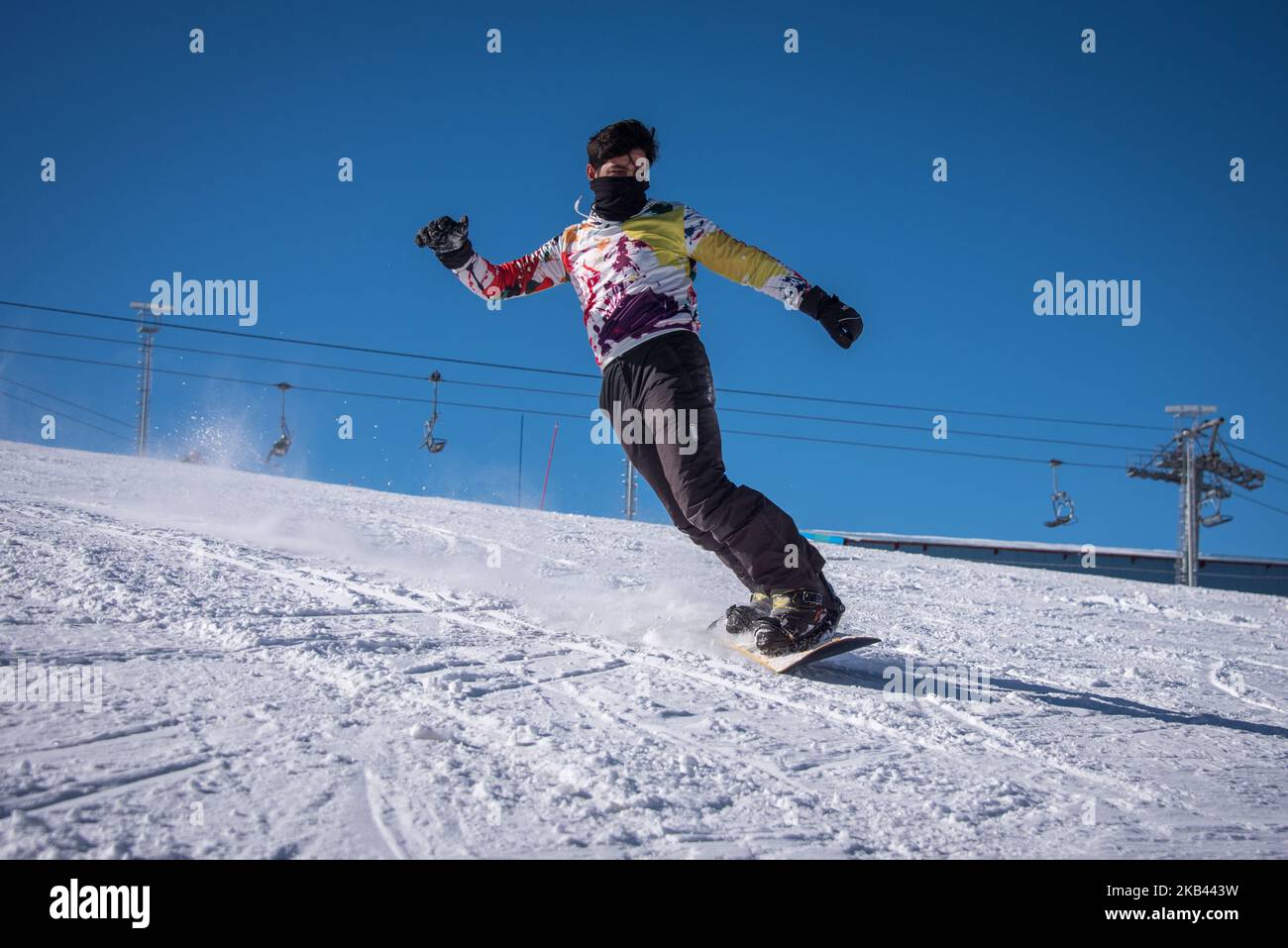 Am 9. Dezember 2018 fahren Wintersportler auf dem Skigebiet Ejder 3200 Palandoken in den schneebedeckten Bergen südlich von Erzurum, einem beliebten Ski- und Snowboardziel im östlichen Anatolien der Türkei. (Foto von Diego Cupolo/NurPhoto) Stockfoto