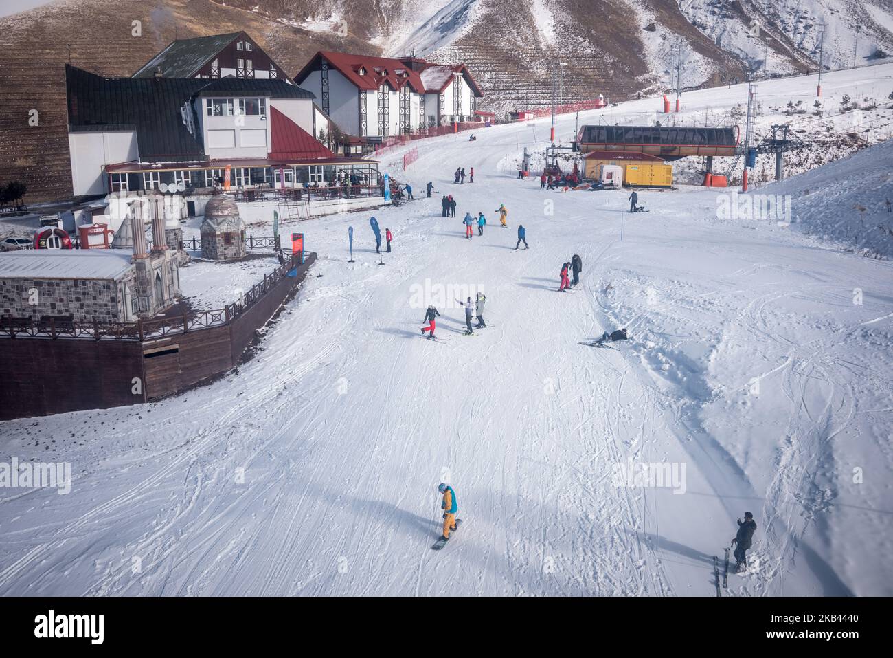 Am 9. Dezember 2018 üben Wintersportler ihre Fähigkeiten in der Nähe der Dedeman Palandoken Ski Lodge im Skigebiet Ejder 3200 Palandoken in den schneebedeckten Bergen südlich von Erzurum, einem beliebten Ski- und Snowboardziel im östlichen Anatolien der Türkei. (Foto von Diego Cupolo/NurPhoto) Stockfoto