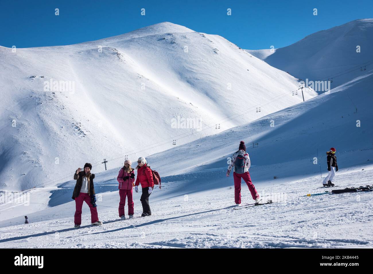 Am 9. Dezember 2018 fahren Wintersportler auf dem Skigebiet Ejder 3200 Palandoken in den schneebedeckten Bergen südlich von Erzurum, einem beliebten Ski- und Snowboardziel im östlichen Anatolien der Türkei. (Foto von Diego Cupolo/NurPhoto) Stockfoto