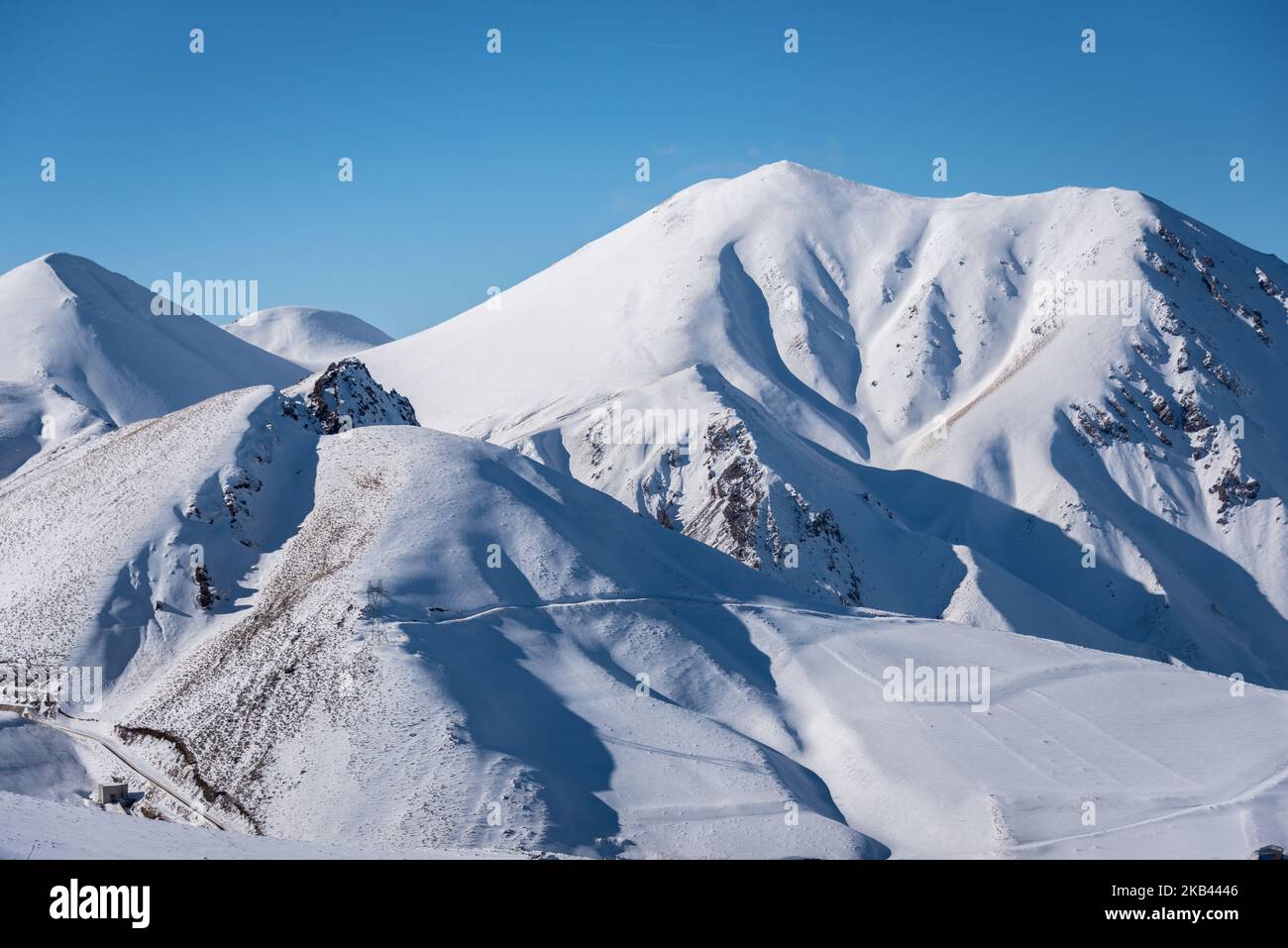Am 9. Dezember 2018 locken die schneebedeckten Berge in der Nähe des Skigebiets Ejder 3200 Palandoken Wintersportler nach Erzurum, einem beliebten Ski- und Snowboardziel im östlichen Anatolien der Türkei. (Foto von Diego Cupolo/NurPhoto) Stockfoto