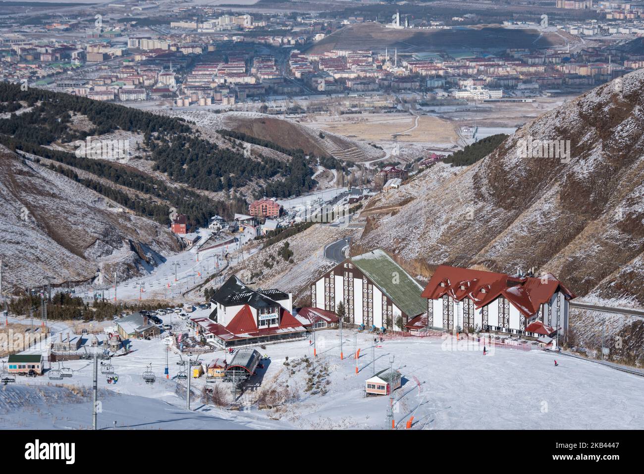 Am 9. Dezember 2018 üben Wintersportler ihre Fähigkeiten in der Nähe der Dedeman Palandoken Ski Lodge im Skigebiet Ejder 3200 Palandoken in den schneebedeckten Bergen südlich von Erzurum, einem beliebten Ski- und Snowboardziel im östlichen Anatolien der Türkei. (Foto von Diego Cupolo/NurPhoto) Stockfoto