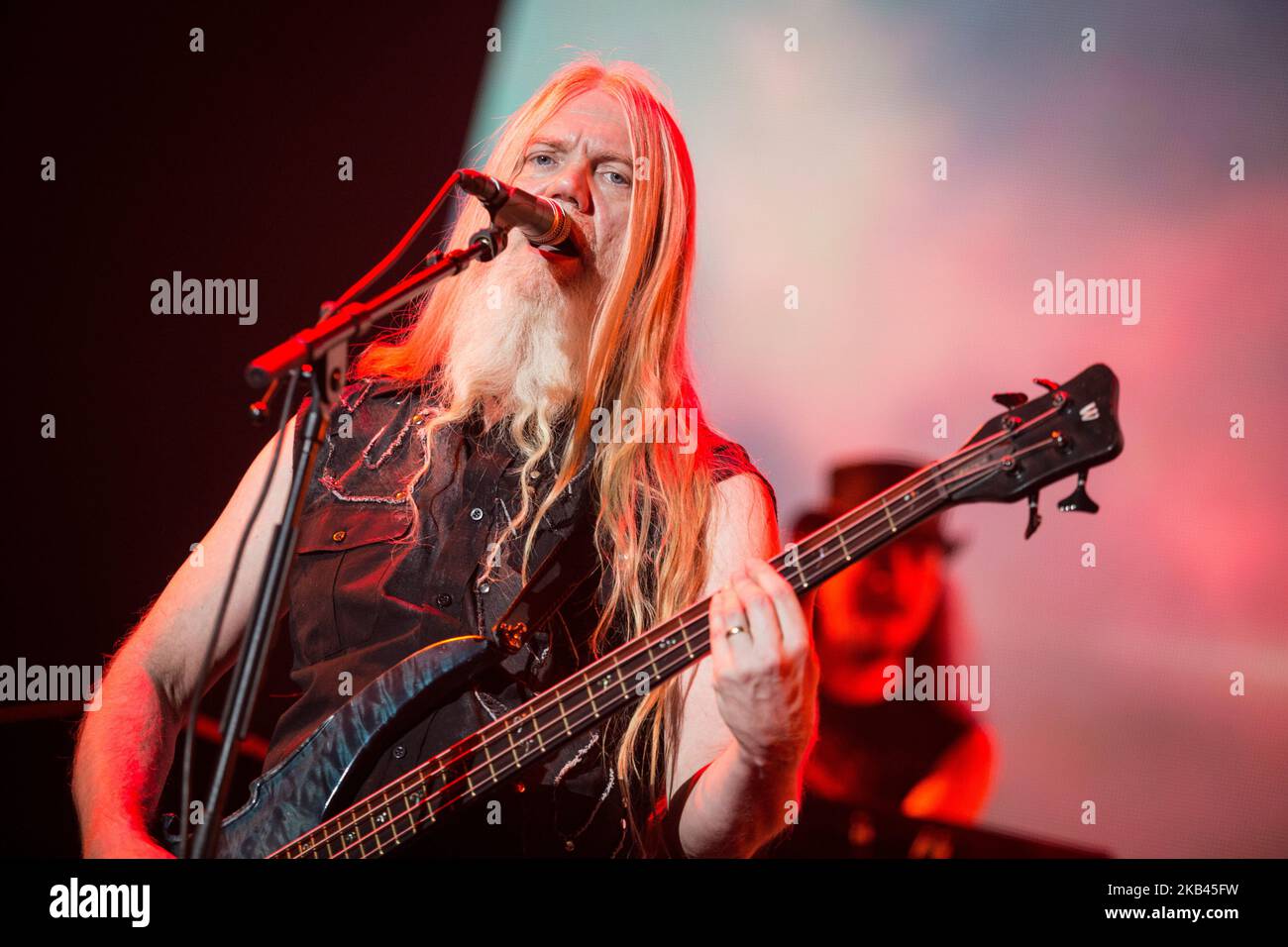 Marco Hietala von der finnischen Symphonic Metal Band Nightwish tritt am 4. Dezember 2018 live im Mediolanum Forum in Assago, Mailand, Italien, auf. (Foto von Roberto Finizio/NurPhoto) Stockfoto