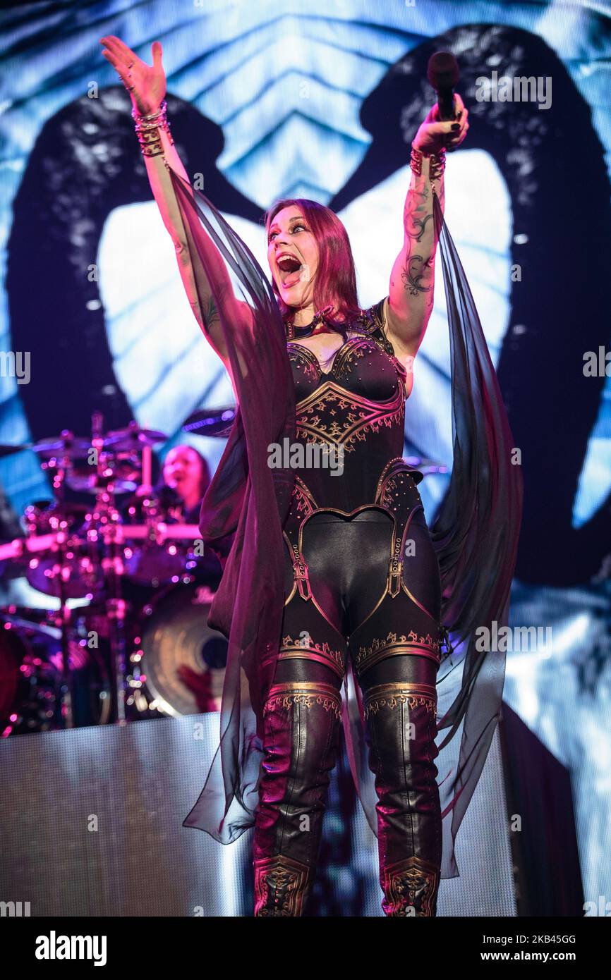 Floor Jansen von der finnischen Symphonic Metal Band Nightwish tritt am 4. Dezember 2018 live im Mediolanum Forum in Assago, Mailand, Italien, auf. (Foto von Roberto Finizio/NurPhoto) Stockfoto