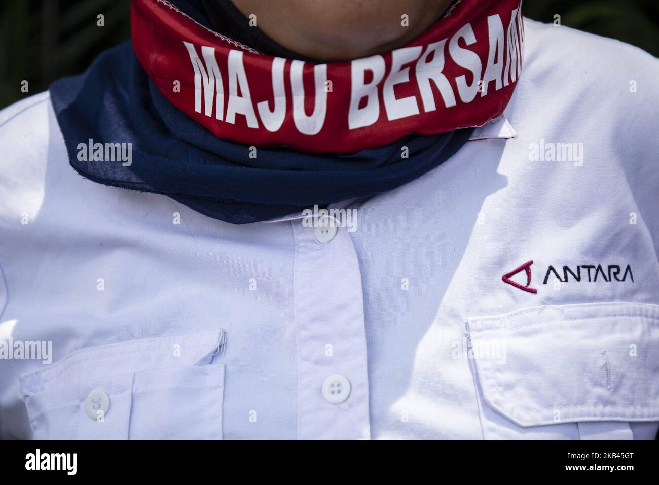 Nach einer Sackgasse-Verhandlung mit DEM VERWALTUNGSRAT VON ANTARA setzt der Mitarbeiter DER indonesischen Agentur ANTARA News seine Forderung an staatliche Unternehmen des indonesischen Ministeriums fort, die vom Ministerium eine positive Zustimmung zur Weiterverfolgung des Falles erhalten haben. ANTARA ist eine indonesische Nachrichtenagentur, die seit über Jahren eine Menge von nicht beschäftigungsfreien Mitarbeitern hat, ohne Unsicherheit, die Demonstration ist Teil ihrer Aktion für besseres Gehalt und klaren Beschäftigungsstatus von dem Unternehmen, das der INDONESISCHEN REGIERUNG gehört. Die Demonstration vor dem Ministerium erklärte, dass das eigene Unternehmensgebäude mit weniger Mitarbeitern verfolgt wurde Stockfoto