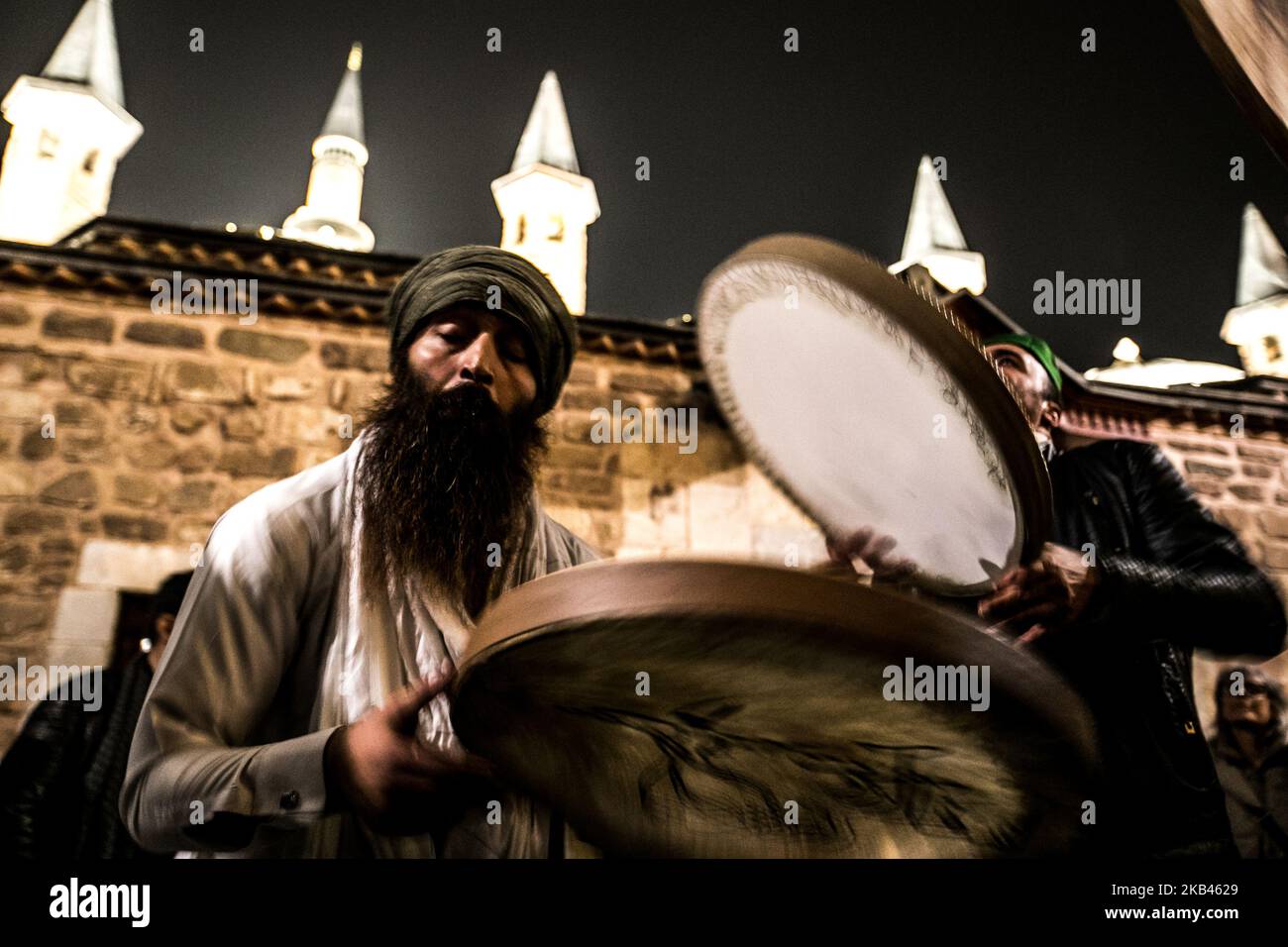 Iranische Menschen besuchen die Feier des deb-i Arus, um in einem örtlichen Derwish-Kloster zu tanzen und Sufi-Musik zu singen. SEB-i Arus bedeutet, mit dem Geliebten wiedervereint zu sein. Mevlanas Tod wird im Sufismus als seine Wiedervereinigung mit dem Gottesdichter Mevlana Jalal al-DIN al-Rumi angesehen, eine illustre Persönlichkeit des Sufismus ist die mystische Form des Islam. 16. Dezember 2018 (Foto von Emrah Oprukcu/NurPhoto) Stockfoto