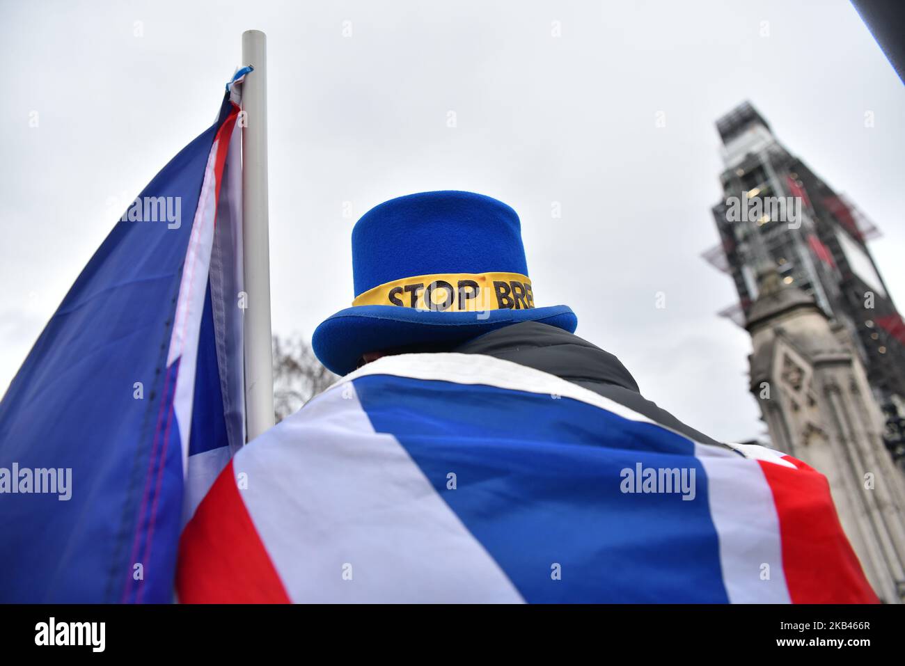Der Anti-Brexit-Kämpfer Steven Bray hält am 18. Dezember 2018 vor den Toren des Londoner Houses of Parliament eine EU-Flagge und ein Plakat, als er gegen den Brexit demonstriert. Das Kabinett wird einen No-Deal-Brexit-Plan in Betracht ziehen während der Sitzung hat Frau May nach einer Woche Debatte die Abstimmung im Parlament in der Woche vom 14. Januar vorgeschlagen. (Foto von Alberto Pezzali/NurPhoto) Stockfoto