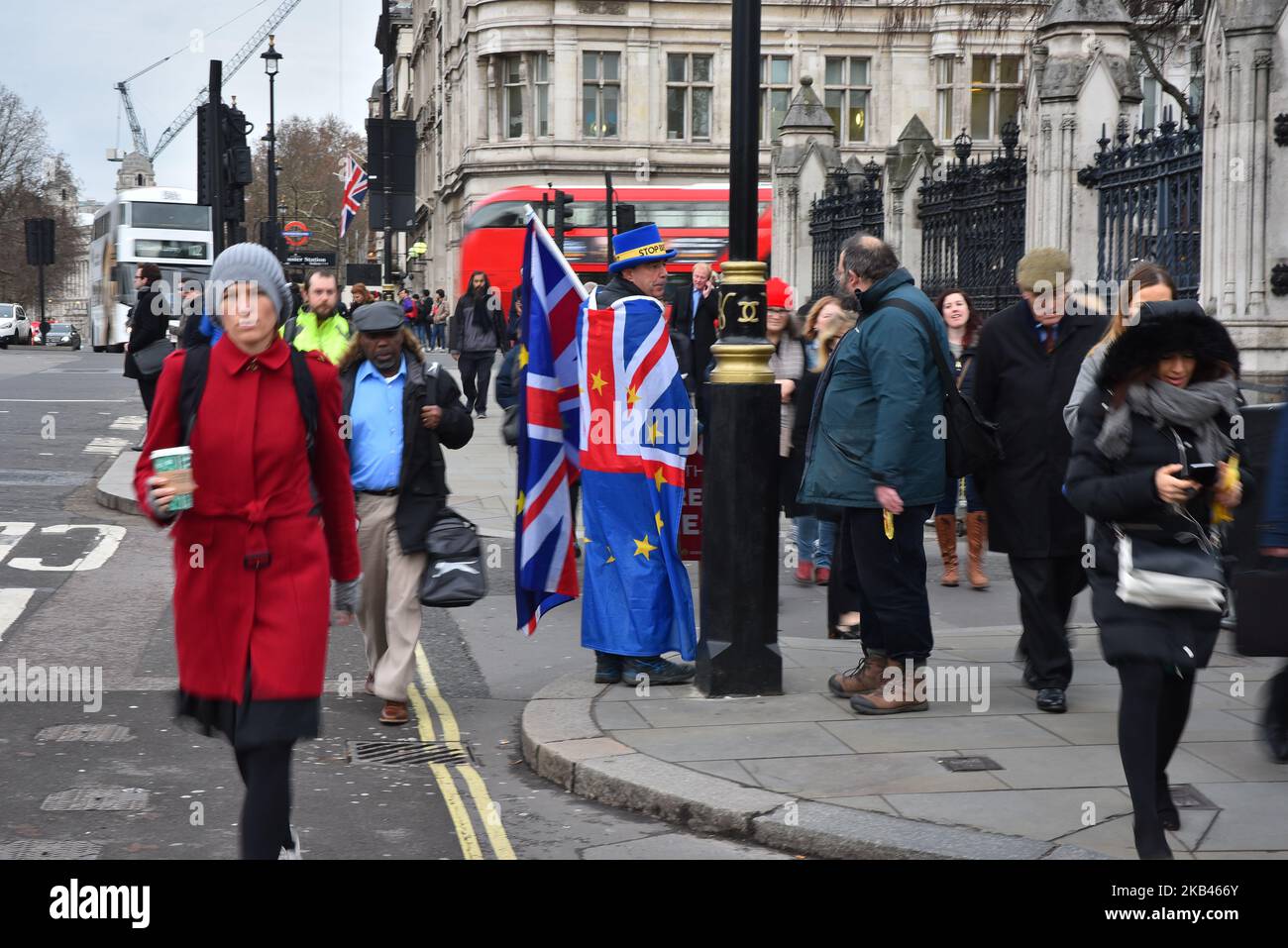 Der Anti-Brexit-Kämpfer Steven Bray hält am 18. Dezember 2018 vor den Toren des Londoner Houses of Parliament eine EU-Flagge und ein Plakat, als er gegen den Brexit demonstriert. Das Kabinett wird einen No-Deal-Brexit-Plan in Betracht ziehen während der Sitzung hat Frau May nach einer Woche Debatte die Abstimmung im Parlament in der Woche vom 14. Januar vorgeschlagen. (Foto von Alberto Pezzali/NurPhoto) Stockfoto