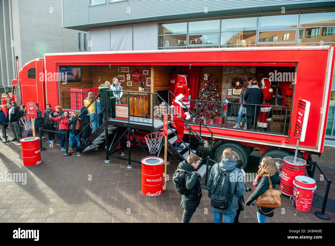 Am 18.. Dezember in Nijmegen, Niederlande. Seit nunmehr acht Jahren begeistert Coca-Colas Christmas Truck Tour Tausende von Besuchern im ganzen Land, und es wird erwartet, dass viele mehr Besucher den Zauber 2018 erleben werden. In diesem Jahr wird nicht nur die Magie gefeiert, die die Coca-Cola Truck Tour zu Weihnachten mit sich bringt, sondern auch jeder Stopp der Truck Tour wird die Verbraucher dazu ermutigen, ihre Dosen zu recyceln, Im Einklang mit der weltweiten Verpflichtung von Coca-Cola’s World Without Waste, für jede verkaufte Flasche bis zum Jahr 2030 eine Flasche oder Dose zu sammeln und zu recyceln. Oft gesagt, um den offiziellen Beginn von Weihnachten zu markieren, und ein regelmäßiger Bestandteil von Stockfoto