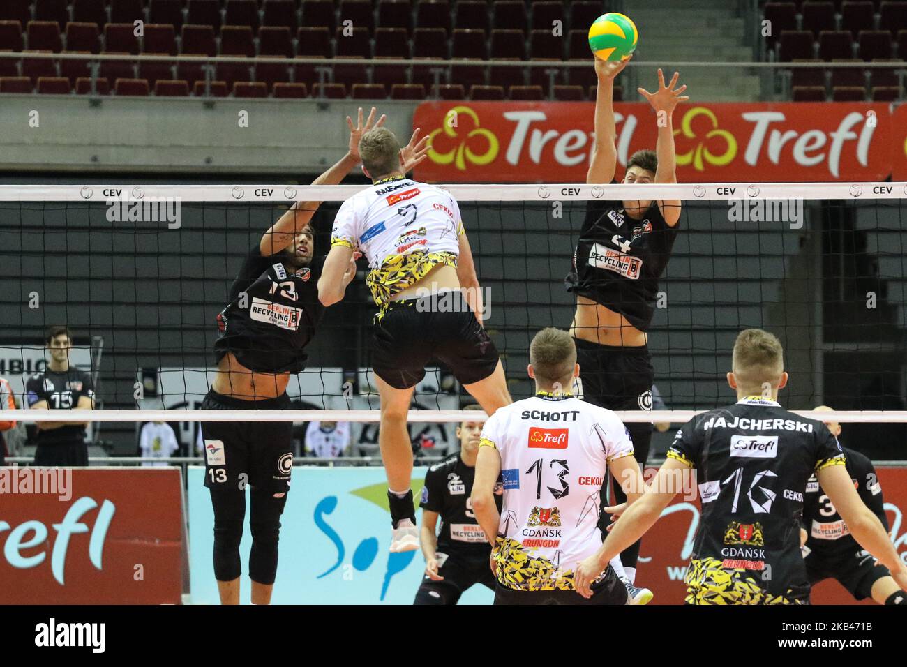 Patryk Niemiec (9) von Trefl Danzig wird am 19. Dezember 2018 in Danzig, Polen, während des Volleyball Champions League-Spiels zwischen Trefl Danzig und Berlin Recycling Volleys in der ERGO Arena in Aktion gegen Jeffrey Jendryk (4) von den Berlin Recycling Volleys gesehen. (Foto von Michal Fludra/NurPhoto) Stockfoto