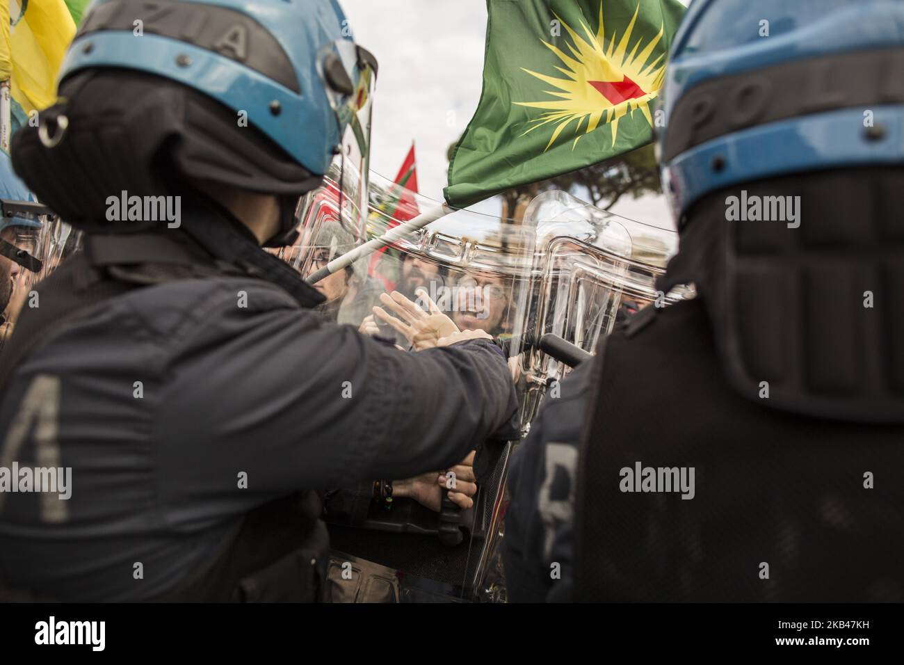 Italien, Rom: Italienische Polizisten sind bei einem Sit-in in der Nähe des Vatikans in Rom am Montag, den 5. Februar 2018, mit pro-kurdischen Demonstranten konfrontiert.der türkische Präsident Recep Tayyip Erdogan traf am 5. Februar mit Papst Franziskus zusammen.in der Mitte Roms wurde ein Protestverbot verhängt, da die Gefühle über die Offensive der Türkei gegen kurdische Milizen in Syrien hoch sind. (Foto von Christian Minelli/NurPhoto) Stockfoto