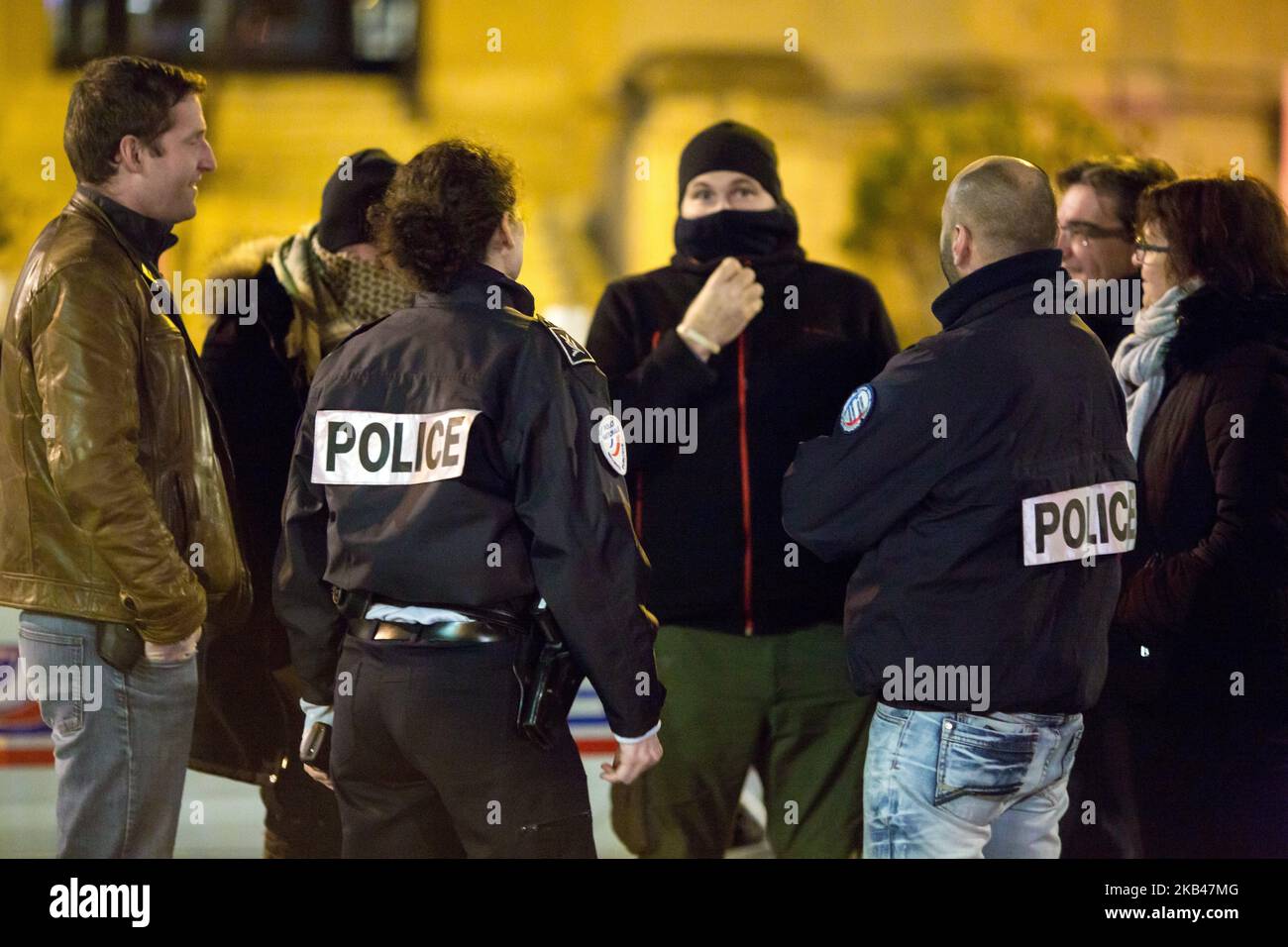 Ein französischer Polizist spricht mit diensthabenden Kollegen, als er am 20. Dezember 2018 auf der Champs Elysées in Paris auf den Aufruf von MPC (Mouvement of Angry Polizist) zur Verbesserung ihrer Arbeitsbedingungen vorgeht. Nach mehr als einem Monat, in dem die Proteste der Gelbwesten beobachtet wurden, sagen französische Polizisten, die sich bereits überfordert fühlten, dass sie genug hatten. Nach mehrstündigen Verhandlungen zwischen dem französischen Innenminister Christophe Castaner und den drei größten Polizeigewerkschaften Frankreichs wurde schließlich eine Einigung über die Gehälter der Offiziere erzielt. Die französische Regierung hat dem zugestimmt Stockfoto