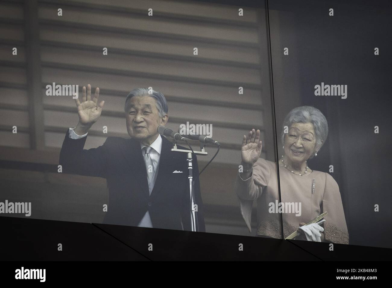 Kaiser Akihito (L) und seine Frau Kaiserin Michiko (R) winkt zu den Glücklichern, als sie am 23. Dezember 2018 auf dem Balkon des Kaiserpalastes erscheinen, um den 85.. Geburtstag des Imperators im Kaiserpalast in Tokio zu feiern. Die Abdankung des Imperators wird am 30. April 2019 stattfinden, und sein ältester Sohn, Kronprinz Naruhito, wird am folgenden Tag auf den Thron gesetzt. Die Abdankung des Imperators erfolgt am 30. April 2019 und die Thronfolge seines ältesten Sohnes, Kronprinz Naruhito, am folgenden Tag, dem 1.. Mai 2019. (Foto von Richard Atrero de Guzman/NurPhoto) Stockfoto