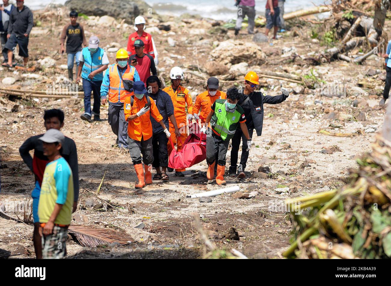 Rettungskräfte tragen die Leichen der Tsunami-Opfer im Tanjung Lesung Beach Resort, Indonesien, Montag, den 24. Dezember 2018. Ärzte arbeiten daran, Überlebenden zu helfen, und Rettungskräfte suchen nach weiteren Opfern eines tödlichen Tsunamis, der entlang einer indonesischen Meerenge in Strandgebäude einschlug. Die Wellen, die am Samstagabend verängstigte Menschen ins Meer fegten, folgten einem Ausbruch auf Anak Krakatau, einer der berüchtigtsten Vulkaninseln der Welt. Dasril Roszandi (Foto von Dasril Roszandi/NurPhoto) Stockfoto